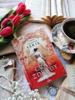 Dzień dobry 🤗  Nie jest to łatwa opowieść…  “Znalazł się  w potrzasku. Zawarł kontrakt z diabłem, sprzedając mu duszę na wieki”.  “Czas zdrady” Joanna Nowak  Druga połowa XIX wieku. Warszawa żyje w cieniu carskiej władzy, przytłoczona jej ciężarem. Na ulicach czuć niepokój, a w ludzkich sercach narasta napięcie, które już za chwilę znajdzie ujście w powstaniu styczniowym. W tym świecie w dorosłość wkraczają Matylda i Eliza Lisieckie, siostry bliźniaczki. Matylda jest impulsywna, odważna, coraz śmielej zanurza się w świat konspiratorów. Eliza jest zupełnie inna, bardziej wrażliwa, ostrożna, marzy o spokojnym życiu, miłości i domu pełnym ciepła. Na ich drodze staje Piotr Sosnowski…  Pani @pisarka_joanna_nowak pięknie pisze, z pasją, czuć ogromną wiedzę historyczną.  Poruszająca, pełna emocji historia zanurzona w mroku czasów, kiedy niepokój o jutro był wszechobecny, a każdy wybór miał swoje konsekwencje. W tle czuć coś nieuniknionego, nadchodzi powstanie, a wraz z nim nadzieja… i ogromna cena, jaką trzeba będzie zapłacić.  W centrum tej historii stoją dwie siostry, podobne, a jednocześnie wewnętrznie zupełnie inne. Ich relacja jest piękna i trudna zarazem. Obok nich pojawia się Piotr, bohater, którego nie sposób jednoznacznie ocenić. Jego decyzje bolą, zaskakują, czasem budzą sprzeciw… a jednak gdzieś głęboko rozumiemy, skąd się biorą.  Mocny wydźwięk w tej powieści ma prawda o człowieku. O jego słabościach, o walce, która toczy się nie tylko na ulicach i w lasach, ale przede wszystkim w sercu. Między lojalnością a desperacją. Między uczuciem a obowiązkiem. Wątek miłosny został poprowadzony z delikatnością,  jest w nim tęsknota, niepewność i coś kruchego.  Wyraźnie czujemy ciężar tamtych czasów, strach przed zesłaniem, widmo Cytadeli, nieustanne napięcie. Ale czuć też coś jeszcze. Tlącą się nadzieję, która nie pozwala bohaterom się poddać. To opowieść o ludziach postawionych pod ścianą, którzy mimo wszystko próbują zachować siebie.  To dopiero początek większej opowieści, wiem, że przede mną jeszcze wiele wzruszeń. Czekam z niecierpliwością i bardzo polecam! Więcej link w bio.  Współpraca barterowa - @wydawnictworeplika  #czaszdrady
powieść * seria * książki