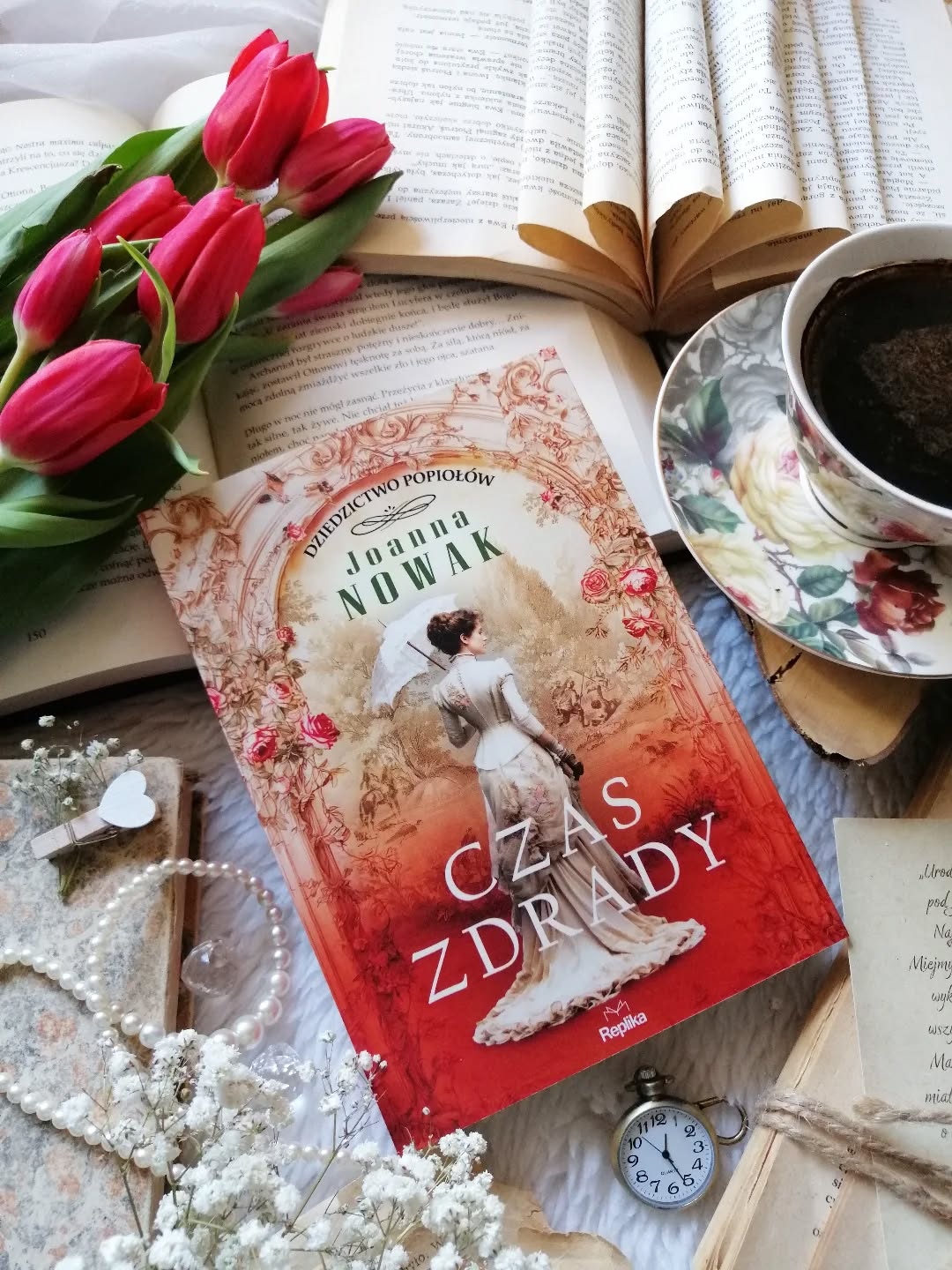 Dzień dobry 🤗  Nie jest to łatwa opowieść…  “Znalazł się  w potrzasku. Zawarł kontrakt z diabłem, sprzedając mu duszę na wieki”.  “Czas zdrady” Joanna Nowak  Druga połowa XIX wieku. Warszawa żyje w cieniu carskiej władzy, przytłoczona jej ciężarem. Na ulicach czuć niepokój, a w ludzkich sercach narasta napięcie, które już za chwilę znajdzie ujście w powstaniu styczniowym. W tym świecie w dorosłość wkraczają Matylda i Eliza Lisieckie, siostry bliźniaczki. Matylda jest impulsywna, odważna, coraz śmielej zanurza się w świat konspiratorów. Eliza jest zupełnie inna, bardziej wrażliwa, ostrożna, marzy o spokojnym życiu, miłości i domu pełnym ciepła. Na ich drodze staje Piotr Sosnowski…  Pani @pisarka_joanna_nowak pięknie pisze, z pasją, czuć ogromną wiedzę historyczną.  Poruszająca, pełna emocji historia zanurzona w mroku czasów, kiedy niepokój o jutro był wszechobecny, a każdy wybór miał swoje konsekwencje. W tle czuć coś nieuniknionego, nadchodzi powstanie, a wraz z nim nadzieja… i ogromna cena, jaką trzeba będzie zapłacić.  W centrum tej historii stoją dwie siostry, podobne, a jednocześnie wewnętrznie zupełnie inne. Ich relacja jest piękna i trudna zarazem. Obok nich pojawia się Piotr, bohater, którego nie sposób jednoznacznie ocenić. Jego decyzje bolą, zaskakują, czasem budzą sprzeciw… a jednak gdzieś głęboko rozumiemy, skąd się biorą.  Mocny wydźwięk w tej powieści ma prawda o człowieku. O jego słabościach, o walce, która toczy się nie tylko na ulicach i w lasach, ale przede wszystkim w sercu. Między lojalnością a desperacją. Między uczuciem a obowiązkiem. Wątek miłosny został poprowadzony z delikatnością,  jest w nim tęsknota, niepewność i coś kruchego.  Wyraźnie czujemy ciężar tamtych czasów, strach przed zesłaniem, widmo Cytadeli, nieustanne napięcie. Ale czuć też coś jeszcze. Tlącą się nadzieję, która nie pozwala bohaterom się poddać. To opowieść o ludziach postawionych pod ścianą, którzy mimo wszystko próbują zachować siebie.  To dopiero początek większej opowieści, wiem, że przede mną jeszcze wiele wzruszeń. Czekam z niecierpliwością i bardzo polecam! Więcej link w bio.  Współpraca barterowa - @wydawnictworeplika  #czaszdrady
powieść * seria * książki