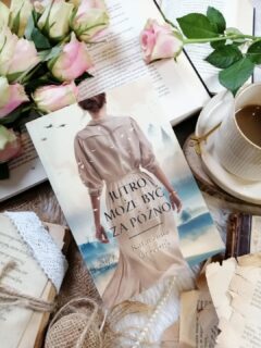 Dzień dobry 🤗  Poruszająca, lekko nostalgiczna powieść obyczajowa. Przypadnie do gustu wszystkim, którzy cenią opowieści o miłości silniejszej niż upływ czasu i życiowe przeciwności, a także historie osadzone w ciekawie zarysowanym tłem historycznym.  “Nie wolno nic odkładać na później i czekać na lepszy moment. Bo jutro może być za późno”.  “Jutro może być za późno” Katarzyna Grzebyk  Rok 2022 poznajemy Malwinę – kobietę, która po trudnych doświadczeniach postanawia zacząć wszystko od nowa. Wyprowadza się z Gdańska i w niewielkiej miejscowości otwiera własną kwiaciarnię. Powoli odnajduje tam spokój i zaczyna czuć się częścią lokalnej społeczności. Pewnego dnia w jej kwiaciarni pojawia się ktoś, kto sprawia, że dawne wydarzenia zaczynają wychodzić z cienia. Druga historia przenosi nas do roku 1939. Poznajemy Ignacego – chłopca, który zakochuje się w Sarze, córce miejscowego fotografa. Ich młodzieńcze uczucie z czasem staje się coraz silniejsze. Wybuch wojny brutalnie przerywa ich wspólną drogę...  Ludzkie zagmatwane losy w całej okazałości.  To jedna z tych książek, które skłaniają do zatrzymania się na chwilę.  Choć część wydarzeń rozgrywa się w czasie wojny, nie znajdziemy tu drastycznych opisów okrucieństw. Autorka skupia się raczej na emocjach i na tym, co w człowieku najważniejsze – na miłości, nadziei i pamięci. Pokazuje, że prawdziwe uczucie potrafi przetrwać wiele.  Dwa plany czasowe przeplatają się przez całą powieść, a czytelnik z rosnącą ciekawością czeka na moment, w którym przeszłość spotyka się z teraźniejszością.  Atutem powieści jest starannie odtworzone tło historyczne. Widać, że Pani Katarzyna  doskonale zna realia, o których pisze. Z dużą dbałością przywołuje fakty, detale i wydarzenia, dzięki czemu historia nabiera autentyczności. Czytelnik ma okazję nie tylko śledzić dramatyczne losy bohaterów w czasie II wojny światowej, ale również poznać mniej znaną historię Strzyżowa i jego okolic. Co więcej, niektóre z opisanych tragedii oraz postaci mają swoje rzeczywiste pierwowzory.  Bardzo polecam! Więcej, link w bio.  Współpraca barterowa - @zysk_wydawnictwo  #jutromożebyćzapóźno #polkiczytają #czytamzpasją #polskieksiążki