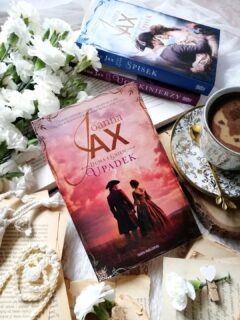 Dzień dobry 😊  Książki Pani @joanna.jax to dla mnie zawsze prawdziwa uczta literacka — poruszająca, pełna emocji i refleksji. Nie inaczej było i tym razem. Autorka ponownie zabrała nas w trudny, niejednoznaczny świat swoich bohaterów, osadzony na tle zajmująco ukazanej prawdy historycznej.  Znacie książki Autorki? Lubicie?  “Marzenia niekiedy spełniały się w dziwny sposób”.  “Upadek” Joanna Jax  Trzeci tom cyklu „Duma i gniew” od pierwszych stron wciąga w wir niepokojących wydarzeń. Schyłek XVIII wieku — Rzeczpospolita chyli się ku upadkowi. Patriotyzm przegrywa z żądzą zysku, wartości blakną w obliczu własnych korzyści, a codzienność przesyca nieufność, zdrada i intrygi. Aleksandra Laudańska, przebywająca dotąd w Paryżu, powraca do Warszawy, z nadzieją, że los wreszcie się do niej uśmiechnie i odnajdzie szczęście u boku Miłosza Rastawickiego. Niestety, wieści, które do niej docierają, raz jeszcze burzą jej spokój. Tymczasem Bogdan Barczewski zyskuje wpływy na rosyjskim dworze. Dla własnych korzyści gotów jest posunąć się daleko, chce by siostra poślubiła rosyjskiego magnata.  Jak ja lubię takie opowieści!  Fabuła prowadzona jest z niezwykłą precyzją, a tło historyczne utkane z dbałością o każdy detal. Autorka ma niezwykły dar – pisze lekko, obrazowo, z pasją. Łączy autentyczność z emocjami, obyczajowość z prawdą epoki.  Historia, od której trudno się oderwać.  Porywa czytelnika w wir dramatycznych wydarzeń i ukazuje nieuchronny rozpad dawnego świata. Burzliwe dzieje Rzeczypospolitej odbijają się w losach bohaterów – ich prywatne dramaty są odbiciem tragedii całego narodu. To opowieść o poświęceniu, o błędnych, ale koniecznych decyzjach, o miłości wystawionej na próbę i o cenie, jaką trzeba zapłacić za wolność i lojalność. W tej książce kipi od emocji – od intryg i politycznych rozgrywek po sekrety rodzinne, zakazane uczucia i dramatyczne wybory. To historia o ludzkich słabościach i wielkości, o upadku i nadziei, która mimo wszystko tli się w sercach.  Bardzo polecam całą serię! Na więcej zapraszam recenzja link w bio.  [współpraca barterowa - @skarpawarszawska]  #powieść #polecam #seria #dumaigniew #upadek #książka #książkoholiczka #kochamczytać