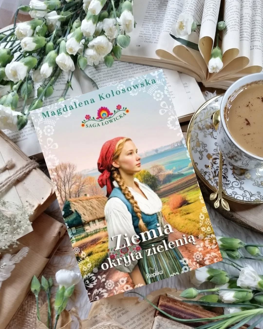 Dzień dobry 🤗  Wśród pejzaży Ziemi Łowickiej rodzi się saga o ludzkich losach splątanych przez czas, o uczuciach, które muszą mierzyć się z surowymi zasadami świata, i o ranach, które potrafią przechodzić z pokolenia na pokolenie.  Pełna emocji, czułości i refleksji historia, która przypomina, że choć korzenie trzymają nas przy ziemi, to właśnie marzenia i miłość pozwalają nam rozwinąć skrzydła.  Mój piękny patronat medialny ❤️  “Ziemia okryta zielenią” Magdalena Kołosowska
Pierwszy tom cyklu: “Saga łowicka”
Premiera 31 marca!  Zostawiam Wam opis od wydawcy 👇  W drugiej połowie XVII wieku, wśród barwnych krajobrazów Ziemi Łowickiej, dojrzewa historia, która naznaczy dwa rody na długie lata. Dorota i Andrzej wchodzą w dorosłość w świecie rządzącym się surową hierarchią, w którym uczucie bywa luksusem, a niesprawiedliwość potrafi sięgać głębiej niż czas.  To pełna emocji saga o ranach przekazywanych z pokolenia na pokolenie, o kobietach trwających mimo bólu i o rodzinach szukających ocalenia w tym, co najprostsze i najprawdziwsze. Opowieść, która przenosi w epokę, gdzie korzenie dawały siłę przetrwania, a skrzydła – nadzieję na wolność serca.  Miłego, niedzielnego popołudnia 🤗  współpraca barterowa - @wydawnictworeplika  #patronat #zapowiedź #sagałowicka #ziemiaokrytazielenią