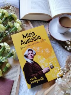 Dzień dobry 🤗  Książka, która od pierwszych stron otula  lekkością i swojskim, ciepłym klimatem. To jedna z tych historii, przy których można na chwilę zapomnieć o codzienności.  “...w życiu nie chodzi o gromadzenie bogactwa, tylko otaczanie się ludźmi, którzy mają w sobie coś wyjątkowego”.  „Misja Australia. Typowa mama na krańcu świata” Jacek Małagowski  Główna bohaterka, Ania, to samotna, zwyczajna mama, żyjąca swoim poukładanym rytmem, z całym bagażem drobnych przyzwyczajeń, powiedzonek i spojrzenia na świat, które brzmi znajomo aż do bólu. I właśnie ta jej „zwyczajność” jest największą siłą tej historii — bo kiedy los nagle wywraca jej życie do góry nogami, wszystko wydaje się jeszcze bardziej autentyczne. Los stawia przed nią coś zupełnie nieoczekiwanego — wygraną podróż do Australii. Ania zabiera ze sobą Basię i od tego momentu robi się naprawdę ciekawie. Na miejscu czeka na bohaterki coś znacznie więcej niż tylko piękne widoki. Pojawia się nuta przygody, odrobina niebezpieczeństwa i sytuacje, których absolutnie nie dało się przewidzieć.  W tle przewijają się australijskie akcenty — czasem zabawne, czasem zaskakujące.  Momentami robi się naprawdę dynamicznie, ale w całej historii czuć lekkość i pewien dystans, który sprawia, że czyta się ją z przyjemnością.  Atutem książki jest humor — naturalny, niewymuszony, taki „z życia wzięty”. Dialogi brzmią swojsko, sytuacje bawią, a niektóre teksty aż proszą się o to, żeby je zapamiętać. Styl autora jest prosty, ale bardzo przyjemny w odbiorze. Wszystko płynie tu spokojnie, bez zbędnego wysiłku, a kolejne strony znikają zdecydowanie szybciej, niż się planowało.  Australia jako tło dodaje całości przygodowego charakteru, ale to emocje, relacje i codzienność przeniesiona w zupełnie nowe okoliczności grają tu pierwsze skrzypce. To opowieść, która wywołuje uśmiech, chwilę oddechu i odwrotnie od trudnej rzeczywistości.  Dla mnie była to przyjemna, ciepła, zabawna przygoda. Polecam!  Współpraca barterowa - @wydawnictwootwarte  #misjaaustria #książka