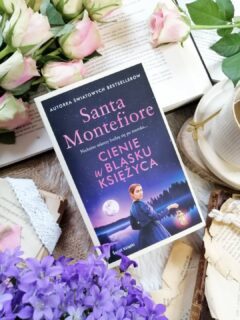 Dzień dobry 🤗  Interesujecie się ezoteryką?  „Cienie w blasku księżyca” Santa Montefiore  W starym, majestatycznym dworze stojącym na klifach Kornwalii młoda kobieta, Pixie Tate, natrafia na listy sprzed ponad stu lat. Ich lektura wciąga ją bez reszty i powoli odsłania historię wielkiej miłości, o której świat dawno już zapomniał. Z każdą kolejną stroną przeszłość zaczyna ożywać. Podążając śladami dawnych uczuć, Pixie odkrywa, że czasami to, czego najbardziej się obawiamy, jest jednocześnie tym, czego najbardziej potrzebuje nasze serce.  Autorka snuje nastrojową opowieść przepełnioną subtelną melancholią. 
Zarówno współczesna, jak i dziewiętnastowieczna Kornwalia została opisana naturalnie, barwnie, pięknie. Przyroda staje się cichym świadkiem dawnych dramatów i niemal równorzędnym bohaterem opowieści. Na tym tle wyraźnie wybrzmiewają wątki miłosne – pełne tęsknoty, straty i niedopowiedzeń. Bohaterowie mierzą się z trudnymi wyborami, wewnętrznym rozdarciem, ale także z obecnością kogoś, kto wciąż nie odnalazł ukojenia. Kluczową rolę w opowieści odgrywa Pixie, któa staje się medium. Jest przekonana że rozwiązanie tajemnicy kryje się w wydarzeniach sprzed lat.  Motyw zagubionej duszy autorka prowadzi z dużą wrażliwością. Nie jest on jedynie elementem budującym atmosferę tajemnicy, ale raczej symbolem niespełnionych marzeń, słów, które nigdy nie padły i ciężaru dawnych win.  Pozycja dla czytelników, którzy lubią opowieści otulone nutą rodzinnych tajemnic. W których granica między światem żywych i zmarłych staje się ledwo dostrzegalna. Polecam.  Współpraca barterowa - @wydawnictwo_swiatksiazki  #cieniewblaskuksiężyca #powieść #książka #czytamzawsze #czytanie