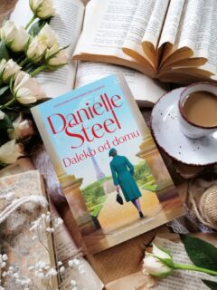 Dzień dobry 🤗  Znacie książki Danielle Steel?  Opowieść o tym, że życie potrafi odebrać wszystko… a mimo to gdzieś po drodze zostawia nam siłę, by zacząć od nowa.  O czasach, gdzie każdy dzień mógł być tym ostatnim...  “To dziwne, jak drastycznie zmieniły się czasy i jak ich życia potoczyły się w zupełnie niespodziewanym kierunku”.  “Daleko od domu” Danielle Steel  Rok 1944. Arielle von Auspeck zatrzymuje się w paryskim hotelu Ritz. Wkrótce ma do niej dołączyć mąż, były pułkownik niemieckiej armii. Los jednak szybko krzyżuje ich plany. Mężczyzna ginie po udziale w nieudanej próbie zamachu na Hitlera w Wilczym Szańcu. Zagrożona Arielle zmuszona jest opuścić Paryż i szukać schronienia w Normandii. W czasie, gdy alianci lądują na francuskich plażach, kobieta ukrywa się pod przybranym nazwiskiem w niewielkiej miejscowości, odcięta od swoich dzieci. Tam poznaje Sébastiena, mężczyznę, który również nosi w sobie ból straty. Razem angażują się w działalność ruchu oporu...  @officialdaniellesteel z lekkością prowadzi narrację, jej styl jest naturalny, powodował ogromną przyjemność z czytania. Atutem powieści są bohaterowie, skomplikowane, autentyczne, rewelacyjnie wykreowane osobowości.  Życie Arielle zmienia się nagle i boleśnie. Z dnia na dzień traci wszystko, co było jej dotychczasową codziennością. Bezpieczny świat znika, a jego miejsce zajmuje strach, niepewność i konieczność ukrywania się. Kobieta, która nigdy nie musiała walczyć o przetrwanie, zostaje rzucona w rzeczywistość, w której każdy dzień jest próbą siły. A mimo to nie poddaje się.  W tej opowieści wojna nie jest tylko tłem. Jest obecna w decyzjach, w lęku i każdym małym przebłysku nadziei. Autorka pokazuje nie tylko chaos tamtych lat, ale też  działalność ruchu oporu, pomoc prześladowanym, a później trudne powojenne realia: poszukiwanie bliskich, próby odnalezienia się w zrujnowanej rzeczywistości i walkę o sprawiedliwość.  Jest tu też miejsce na bliskość, na przyjaźń, która rodzi się w najmniej spodziewanym momencie. Jest też subtelna nuta romantyzmu.  Polecam, więcej link w bio.  Współpraca barterowa - @wydawnictwoluna  #daniellesteel #dalekooddomu #powieść #książka #jaczytam