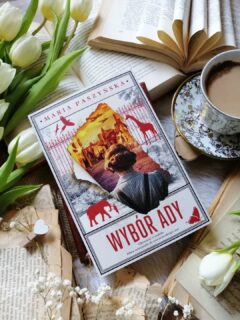 Dzień dobry 🤗  Książka po przeczytaniu której trudno od razu wrócić do codzienności. Jedna z tych, których nie da się czytać obojętnie i która zostaje w sercu i umyśle na długo.  „…bo bez smutku nie ma radości”.  “Wybór Ady” Maria Paszyńska  Poznajemy losy Piotra, chłopca, który dorastał w biedzie, głodzie i ciągłym lęku, a mimo to potrafił marzyć. Jego dziecięce pragnienie, by zobaczyć słonia, ma w sobie coś rozdzierającego. Lato 1939 roku. Warszawskie zoo, prowadzone przez Jana i Antoninę Żabińskich, tętni życiem. Szczególną sympatię mieszkańców Warszawy zdobywa Tuzinka, pierwsze słoniątko urodzone w Polsce. Wybuch wojny zmienia wszystko na zawsze…  W willi pod Zwariowaną Gwiazdą Żabińscy podejmują heroiczną walkę o ocalenie zarówno ludzi, jak i zwierząt. Na terenie zoo krzyżują się ścieżki młodego opiekuna słoni, żydowskiego lekarza oraz kobiety uratowanej z getta, która nie pamięta, kim jest. Każde z nich musi zmierzyć się nie tylko z okrucieństwem wojny, lecz także z własnymi uczuciami i decyzjami.  @paszynska.maria pięknie pisze, czuć ogromną wiedzę historyczną, ogrom pracy, pasję. Fakty splatają się tu z literacką fikcją w sposób niemal niezauważalny, tworząc spójną, poruszającą całość.  Piękna i przejmująca. Smutna, ale potrzebna. Taka, która przypomina, że każda decyzja niesie za sobą konsekwencje… a czasem nawet brak decyzji jest wyborem. To książka pełna bólu, niesprawiedliwości i trudnych wyborów. Ale też miłości, tej nieoczywistej, skomplikowanej, czasem raniącej. Bo miłość nie wybiera odpowiedniego momentu. Po prostu przychodzi.  Duże wrażenie zrobiło na mnie tło tej historii. Warszawa tuż przed wojną i w jej trakcie. Opisy są tak sugestywne, że ma się wrażenie, jakby naprawdę chodziło się tymi ulicami, czuło napięcie, strach i niepewność jutra.  Gdzieś w tym wszystkim pojawia się dobro czynione po cichu, odważnie, bezinteresownie. Historia Jana i Antoniny Żabińskich porusza i zostaje w sercu jako dowód na to, że nawet w najciemniejszych czasach człowiek potrafi być światłem dla drugiego człowieka.  Bardzo polecam! Więcej link w bio, zapraszam.  Współpraca barterowa - @wydawnictwo_ksiaznica  #wybórady  polecam * książka * czytanie