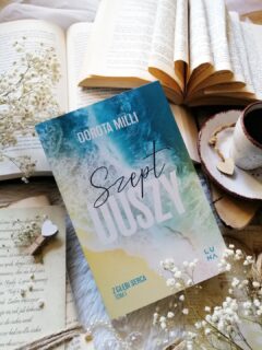 Dzień dobry 🤗  Opowieść, która otula czytelnika spokojem, a jednocześnie porusza tam, gdzie chowamy swoje wątpliwości, lęki i niespełnione pragnienia.  “Gdy wyruszamy w podróż, by odnaleźć siebie, nie potrzebujemy wiele”.  “Szept duszy” Dorota Milli  Goja myślała, że jej życie ma określony scenariusz: mąż, dom i dzieci. Gdy jednak okazuje się, że nie wszystko idzie tak jak sobie wymarzyła wizja jej przyszłości traci sens. A ona sama czuje się słaba i zagubiona. Pełna obaw przyjeżdża do Sopotu, gdzie znajduje schronienie u wuja, który dla rodziny stał się czarną owcą. W nowym miejscu Goja staje przed wyzwaniami, od których wcześniej uciekała. Zaczyna szukać pracy, nawiązuje nowe znajomości. Zagląda w głąb siebie, to pozwala jej spojrzeć na siebie z innej perspektywy. Wśród ciszy sopockiego wybrzeża zaczyna słyszeć coś, czego wcześniej nie dopuszczała do głosu, wewnętrzny szept, który domaga się odwagi i szczerości wobec samej siebie.  #szeptduszy to powieść płynąca niespiesznie, ale niosąca ze sobą wiele emocji. Piękna!  Goja długo wierzyła, że stabilny związek, dom, poczucie bezpieczeństwa to to czego oczekuje od życia. Wychowana w przekonaniu, że tak właśnie powinna wyglądać jej przyszłość, próbowała dopasować się do oczekiwań innych. Jednak jak długo tak można?  Wśród szumu morza i spokojnie płynących dni zaczyna się delikatna przemiana. Młoda kobieta uczy się słuchać siebie, swoich emocji, potrzeb, tego, co przez lata było zagłuszane. Ogromną rolę odgrywa wujek, człowiek, który nie narzuca swojego zdania, ale pozwala odnaleźć własne odpowiedzi. To właśnie przy nim Goja zaczyna rozumieć, że życie nie musi być spełnianiem cudzych oczekiwań, a szczęście nie ma jednego, narzuconego kształtu.  @dorota_milli wnikliwie ukazuje trudne relacje, niewypowiedziane żale, rodzinne napięcia i wewnętrzne rozdarcia. Małe kroki, wątpliwości, podszepty intuicji, powroty do przeszłości i próby poukładania siebie na nowo.  Ciepła, refleksyjna powieść o szukaniu własnej drogi, o odwadze do zmian i o tym, że czasem dopiero wtedy, gdy wszystko się rozsypie, możemy zbudować życie po swojemu. Serdecznie polecam! Więcej link w bio.  Współpraca barterowa - @wydawnictwoluna