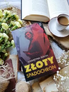 Dzień dobry 🤗  Rozpoczyna się gra, w której nikt nie może czuć się bezpieczny…  “Czuła się pusta i pełna jednocześnie. Pełna łez, lecz pozbawiona uczuć”.  „Złoty spadochron” Katarzyna Gołda  Ewa, matka dwójki dzieci, po rozwodzie ledwo wiąże koniec z końcem, a codzienność zmusza ją do desperackich działań. Gdy przypadkiem odkrywa ciało mężczyzny, którego znała pod innym imieniem, jej życie nagle zostaje wplątane w niebezpieczną grę, której konsekwencje mogłyby zrujnować wszystko, co jeszcze jej pozostało.  Bardzo udany debiut, warsztat literacki autorki jest wyraźny i pewny – opisy, dialogi, sposób budowania napięcia sprawiają, że lekturę pochłania się jednym tchem. Znajdziemy tu nie tylko brawurową akcję, ale też subtelne, refleksyjne spojrzenie na życie, które potrafi rzucić człowieka w nieoczekiwane sytuacje i zmusić do decyzji, których nie da się cofnąć. Bohaterowie nie są jednoznaczni, ich decyzje bywają trudne, czasem kontrowersyjne, a przez to niezwykle wiarygodne. Widać tu wyraźnie doświadczenie autorki w pracy służb specjalnych – realia operacji, psychologia funkcjonariuszy i mechanizmy tajnych służb są oddane z precyzją, która sprawia, że świat przedstawiony staje się namacalny i autentyczny.  Wiarygodny, trzymający w napięciu thriller, odsłaniający mechanizmy zamkniętego świata służb – pełnego manipulacji, zawiłych powiązań i nieprzewidywalnych sojuszy. To świat, w którym przyjaciele z dnia na dzień mogą stać się wrogami, a pozory zawodzą równie często, co skrywane intencje.  Opowieść o ludziach stawiających czoła ekstremalnym sytuacjom, w których lojalność, zaufanie i matczyna miłość zostają wystawione na próbę. Autorka świetnie balansuje pomiędzy akcją a psychologicznym portretem postaci.  Fascynujący jest także wątek historyczny, sięgający do operacji „Żelazo” z czasów PRL, który pokazuje, jak przeszłość potrafi wpływać na teraźniejszość. Mieszanka przeszłości i współczesności nadaje powieści głębi i złożoności, sprawiając, że każda strona jest pełna niepewności i ciekawości.  Bardzo polecam! Więcej, link w bio.  współpraca barterowa - @wydawnictwoliterackie  #złotyspadochron #katarzynagołda #thriller #książka #czytambolubie
