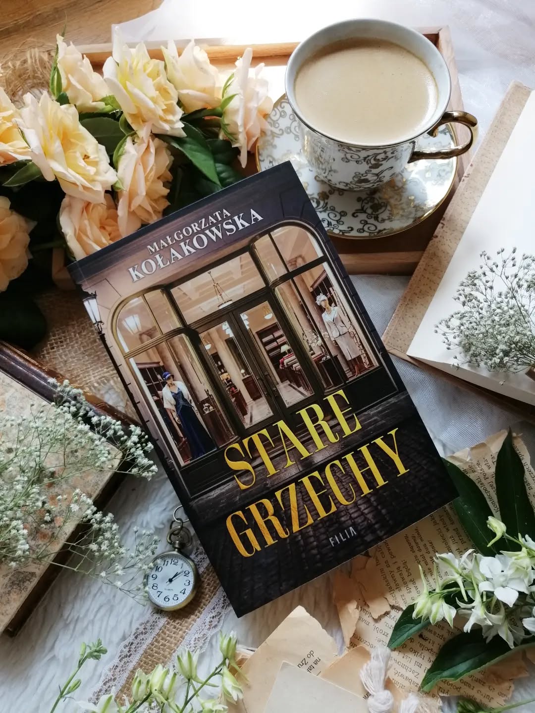 Dzień dobry 😊  „Stare grzechy” to trzeci tom serii Małgorzaty Kołakowskiej i kolejna historia, która utwierdziła mnie w przekonaniu, że autorka doskonale potrafi opowiadać o ludziach, ich marzeniach, słabościach i wyborach.  „Przeszłość nigdy naprawdę nie umiera".  Z ogromną przyjemnością wróciłam do Domu pod Akacjami. Miejsca, które z zewnątrz zachwyca elegancją, ale za jego drzwiami skrywa więcej niż luksusowe towary. To tutaj splatają się losy bohaterów, którzy każdego dnia mierzą się z własnymi lękami, rozczarowaniami i trudnymi decyzjami. Dom towarowy nieustannie się rozwija, a wraz z nim zmienia się życie jego pracowników i mieszkańców miasta. Za uśmiechami i nienagannymi manierami kryją się rodzinne sekrety, niespełnione marzenia i wydarzenia z przeszłości, które zaczynają domagać się prawdy.  Tym razem spokój burzy zaginięcie cennego pierścienia hrabiny Wiśniewskiej oraz pogłoski o tajemniczym porwaniu. Te wydarzenia sprawiają, że od pierwszych stron w powietrzu czuć napięcie, a ciekawość rośnie z każdym kolejnym rozdziałem.  Atutem powieści jest klimat.  @malgorzata.kolakowska.91 z wyczuciem oddaje atmosferę tamtych lat. Opisy domu towarowego i codziennego życia jego pracowników sprawiają, że bez trudu można przenieść się do wykreowanego przez nią świata. Wszystko tworzy spójną, wiarygodną całość, w której historia i fikcja doskonale się uzupełniają. Bohaterowie popełniają błędy, kochają, cierpią, próbują odnaleźć własną drogę i ponoszą konsekwencje swoich decyzji.  #staregrzechy to powieść w której nie brakuje rodzinnych tajemnic, wzruszeń i chwil skłaniających do refleksji. Obok miłości i przyjaźni ważne miejsce zajmują przebaczenie, odwaga oraz umiejętność zmierzenia się z własną przeszłością.  Autorka subtelnie przypomina, że dawne decyzje nigdy nie znikają bez śladu i prędzej czy później potrafią upomnieć się o swoje miejsce. Pokazuje, że sukces często wymaga poświęceń, a uciekanie przed prawdą rzadko przynosi upragniony spokój.  Bardzo polecam!  Współpraca barterowa - @wydawnictwofilia  polecam *