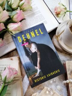 Dzień dobry 🤗  Wartościowa, wyborna, zatrzymująca na dłuższą chwilę lektura!  „Historie łajdackie” Jacek Dehnel  Zbiór krótkich opowiadań.  Mają w sobie coś niepokojącego, pokazują rzeczywistość bez upiększeń – z jej trudnymi wyborami, z pytaniami, na które nie zawsze istnieją dobre odpowiedzi. Najważniejszy jest człowiek – jego wybory, słabości, skrywane pragnienia i chwile, gdy życie nagle skręca w nieoczekiwanym kierunku. Autor prowadzi nas przez różne miejsca Paryż, Kraków, Kadyks, Warszawę, i różne czasy, ale w centrum pozostaje człowiek i jego psychika.  Każda historia odsłania drobne pęknięcia w codzienności, powracają pytania o sens uczciwości, o role narzucane kobietom, o granice zemsty i wierności. Pojawia się śmierć, przemoc i krzywda niewinnych. Miłość ściera się z lojalnością. Niekiedy wystarczy jedna decyzja, by całe życie rozsypało się w proch.  Jest tu oszczędność słów, ogromna uważność na emocje bohaterów, wyważona ironia. Język jest piękny, dopracowany, momentami wręcz hipnotyzujący. To literatura, którą warto czytać powoli, pozwalając każdej historii wybrzmieć. Dla mnie najlepszym sposobem było dawkowanie tych opowieści. Nie wszystkie historie mają taką samą siłę,  kilka zostaje w pamięci dłużej.  I ten specyficzny, gęsty klimat! I piękne wydanie!  Książka trudna, niepokojąca, momentami bolesna, bardzo prawdziwa. Wymaga skupienia. Bardzo polecam.  współpraca barterowa - @znak_literanova  #historiełajdackie #opowiadania #dobraksiążka #relakszksiążką