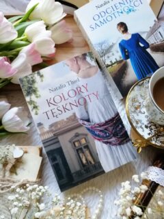 Dzień dobry 🤗  Pomiędzy tym, co wypada, a tym, czego naprawdę pragnie serce…  “Każdy kto żyje z brzemieniem kłamstwa, wie, jak trudne jest ono do udźwignięcia i jak wiele ryzykuje się każdego dnia”.  “Kolory tęsknoty” Natalii Thiel  Poruszająca opowieść o dalszych losach bohaterek znanych z “Odcieni samotności”. 
Po śmierci Amelii świat bohaterów zmienia się nie do poznania. To, co kiedyś było bliskością i siostrzaną więzią między Wiktorią a Luizą, dziś zamienia się w chłód i niedopowiedzenia. Miłość do tego samego mężczyzny odciska piętno, którego nie sposób zatrzeć. Każda z nich próbuje odnaleźć się w nowej rzeczywistości, podejmując decyzje, które mają przynieść spokój… a przynoszą rozczarowanie i samotność.  To historia o wyborach, które nigdy nie są proste, o uczuciach, które nie zawsze mają prawo wybrzmieć, i o tęsknocie, która potrafi towarzyszyć człowiekowi przez całe życie. O kobietach, które żyją w świecie pełnym zasad, konwenansów i oczekiwań. Które uczą się milczeć, bo przecież „nie wypada” mówić o bólu.  Natalia Thiel z wrażliwością prowadzi czytelnika przez tę historię. Jej styl jest lekki, naturalny, a jednocześnie pełen emocji i subtelności. Z ogromną dbałością o detale odtwarza realia XIX wieku – świat podziałów społecznych, konwenansów i ograniczeń, w którym kobiece serce często musiało podporządkować się rozsądkowi i oczekiwaniom innych.  Atutem tej powieści jest jej klimat – elegancki, spokojny, a jednocześnie przesycony napięciem, które wyczuwa się tuż pod powierzchnią. To historia, która płynie niespiesznie, ale bardzo angażuje. Sprawia, że zaczynamy czuć razem z bohaterami – ich rozgoryczenie, tęsknotę, bezsilność i nadzieję, która mimo wszystko nie gaśnie.  To także piękna opowieść o miłości wystawionej na próbę, o relacjach, które pękają pod ciężarem tajemnic, i o tym, że czasem najtrudniejsze decyzje stają się początkiem najważniejszych zmian.  #kolorytęsknoty to książka pełna emocji, sekretów i cichych dramatów ukrytych za codziennością. Bardzo polecam, więcej - link w bio - zapraszam.  współpraca barterowa - @zysk_wydawnictwo  #nataliathiel #bookstagrampolska #czytelniczka #emocjewksiążkach