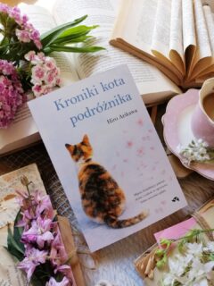 Dzień dobry 🤗  "Kroniki kota podróżnika” Hiro Arikawa to  japońska powieść, która urzeka prostotą i spokojem, a jednocześnie niesie ogromny ładunek emocji.  “I kiedyś spotkamy wszystkich, których kochamy, za tamtym horyzontem”.  Satoru i Nana tworzą niezwykły duet. Kot od lat jest jego najwierniejszym towarzyszem, dlatego wiadomość o konieczności rozstania staje się dla mężczyzny ogromnym ciosem. Zanim jednak odda ukochanego pupila w nowe ręce, postanawia zabrać go w podróż po Japonii. Wspólnie odwiedzają dawnych przyjaciół oraz miejsca, które odegrały ważną rolę w jego życiu. Każdy przystanek staje się okazją do powrotu do wspomnień, a Nana, jak na kota z charakterem przystało, ma własne zdanie na temat każdego spotkania i każdej napotkanej osoby.  Pod tą prostą fabułą kryje się historia pełna emocji, życiowej mądrości i wzruszeń.  Spodobał mi się sposób prowadzenia narracji. Część wydarzeń poznajemy oczami Nany, a jego spojrzenie na świat jest jednocześnie zabawne, przenikliwe i niezwykle trafne. Ten koci bohater dostrzega to, czego ludzie często nie potrafią wypowiedzieć na głos. Jego obserwacje niejednokrotnie wywołują uśmiech, ale równie często skłaniają do refleksji.  Styl autorki jest spokojny, subtelny i pełen delikatności. Porusza wiele ważnych tematów. Pokazuje, że niektórzy próbują usprawiedliwiać swoje błędy bolesnymi doświadczeniami, a nawet wykorzystywać własne cierpienie, by wpływać na decyzje innych. Zwraca również uwagę na dzieci, które za wszelką cenę starają się nie sprawiać problemów. Tłumią swoje emocje i potrzeby, przez co często pozostają niezauważone przez najbliższych.  Pięknie została ukazana odpowiedzialność za drugą istotę. To piękny obraz bezwarunkowej miłości, troski i oddania. Historia przypomina, jak nieubłaganie płynie czas i jak łatwo pozwolić, by codzienność oddaliła nas od ważnych ludzi.  O wdzięczności, sile przyjaźni i docenianiu wspólnie spędzonych chwil, zanim pozostaną jedynie wspomnieniem. To książka o przyjaźni, odpowiedzialności, stracie oraz o tym, jak przeszłość nieustann