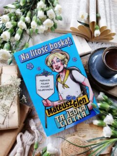 Dzień dobry 🤗  Uśmiałam się! Tak naprawdę, od serca, do łez 🤣  Macie w rodzinie taką ciotkę, która zawsze wie lepiej, daje niechciane rady, jest irytująca i nie przebiera w słowach?  „No tak, toć jak trwoga, to do Ciotki.”  “Na litość boską” Mateusz Glen  Sierpień w Polsce to czas, gdy na drogach i dróżkach pojawiają się pielgrzymi maszerujący w stronę Częstochowy na obchody Wniebowzięcia Najświętszej Maryi Panny. W tym roku do pielgrzymujących dołączają Ciotka, Beata i Kubuś. I już od pierwszej strony wiemy jedno: katastrofy — te małe i te duże — są absolutnie nieuniknione.  Ledwie ruszą, a Beata zostaje zaatakowana przez żmiję. Na szczęście i żmija, i Beata wychodzą z tego spotkania żywe. W gorszej kondycji może być jedynie… Ciotka. Bo w takim razie kto będzie niósł Beatowy plecak? Pogoda kaprysi, ludzie jeszcze bardziej, atmosfera robi się nerwowa. A gdy pojawia się informacja, że trzeba zmienić trasę, bo Jasna Góra została zamknięta z powodu kradzieży obrazu Matki Boskiej, cóż, robi się niewesoło. Ale Ciotka, jak zawsze ma własny plan...  @mateuszglen_official tworzy też przezabawne rolki na Instagramie, w których obnaża wszelkie możliwe przywary starszych pań. Tych pań, które zawsze wiedzą lepiej, bo „za ich czasów…”, kierują się zasadą postaw się, a zastaw się, a do tego mają dyplom z udzielania rad, których nikt nie chce.  Jestem pod ogromnym wrażeniem wyobraźni autora — naprawdę!  A sama Ciotka? To żywioł. Kobieta instytucja. Zadziorna, harda, irytująca do bólu… i absolutnie nie do podrobienia. Nie boi się niczego, wszystkich poucza, krytyki nie przyjmuje, za to rozdaje „zbawienne” rady jak cukierki na odpuście. I oczywiście — jak zawsze — rozwiąże każdą sprawę, choć czasem aż strach patrzeć w jaki sposób.  Absurdy gonią absurdy, stereotypy z przymrużeniem oka, a nasza codzienność staje się błyskotliwą parodią. Dialogi błyszczą, riposty trafiają w punkt, styl jest lekki i swobodny. Mamy też intrygującą zagadkę, szczyptę kryminału i masę komediowych sytuacji.  Ciotka po prostu wymiata!  Bardzo polecam 😊  [współpraca barterowa - @znakjednymslowem]  #nalitośćboską #komedia #czyta #jaczytam #książki #ksiazkitozycie #polecam #znakjednymsłowem