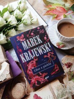 Dzień dobry 🤗  Wyborny, wymagający, mroczny kryminał retro!  Co Was bardziej przeraża – duchy przeszłości czy mroczne zakamarki ludzkiego umysłu?  “Korytarze mózgu większą budzą grozę niż korytarze domów dręczonych przez duchy”.  “Głos z piekła” Marek Krajewski  Jest rok 1925. Przenosimy się do pałacu hrabiego von Babbitza w Czerwienicach na Dolnym Śląsku. Wydaje się, że zło rozgościło się tu na dobre. Najpierw pożar folwarku, potem tajemnicze zniknięcie żony hrabiego, a wreszcie obłęd, w jaki popadła ich córka Anna. Lekarz, który od lat opiekował się rodziną, zostaje brutalnie zamordowany. Do pałacu przybywa Herbert Anwaldt, student psychiatrii, by przyjrzeć się chorobie Anny — jednak to, co odkrywa, coraz silniej budzi w nim lęk.  Czuć tu cień zła i wszechobecnego niepokoju. Fabuła przenosi czytelnika w czasy dwudziestolecia międzywojennego na Dolny Śląsk, gdzie wśród intryg, dramatów i ludzkich słabości rozgrywa się opowieść o winie, szaleństwie i mrocznych tajemnicach.  Autor z ogromną dbałością o szczegóły i z językiem oddającym ducha epoki tworzy świat pulsujący realizmem, pełen cieni. Bohaterowie są tu prawdziwi, skomplikowani, uwikłani w swoje własne demony.  Świąt przesiąknięty lękiem i milczeniem. W powietrzu unosi się duszna, ciężka atmosfera. Pałac i jego mroczne zakamarki zdają się oddychać niepokojem, a za oknami — gdzieś na bagnach — unosi się gęsta, złowieszcza mgła. Autor prowadzi nas z niezwykłym wyczuciem, sprawiając, że nic nie jest takie, jakim się wydaje. Opętanie narasta, zło drzemie w człowieku i w końcu znajduje ujście. Wina i milczenie duszą od środka.  Zagadki, dopracowana intryga, starannie poprowadzona narracja – wszystko to sprawia, że trudno się od książki oderwać. Porusza też ważne, trudne tematy, jak przemoc w rodzinie – cichą, ukrytą, a jednak wciąż obecną w wielu domach.  Bardzo polecam! Więcej, recenzja link w bio.  [współpraca barterowa - @wydawnictwoznakpl]  #powieść #polecam #kryminałretro #głoszpiekła #dobraksiazka #książkoholiczka #kolejnaksiążka #dzieńzksiążką #ksiazkitopasja