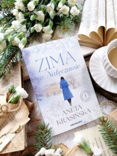 Dzień dobry 😊  Czasem to, co wydaje się końcem, okazuje się początkiem zupełnie nowej drogi…  “Czasem jest niewidoczne to, co mamy pod nosem”.  “Zima w Nałęczowie” Aneta Krasińska  Wciągający pierwszy tom cyklu “Cztery pory roku”, przyjemność z czytania ogromna.  Lidka żyje w ciągłym pośpiechu. Praca daje satysfakcję, a życie osobiste wydaje się poukładane — kocha i jest kochana. Z narzeczonym planują ślub, wspólnie urządzili mieszkanie, spłacają kredyt. Wszystko wygląda na idealnie dopasowaną codzienność. Do czasu… gdy Lidka niespodziewanie przyłapuje ukochanego na zdradzie. W jednej chwili jej świat się rozpada. Zraniona i zagubiona, szuka ukojenia u przyjaciółki. Za jej namową wyjeżdża do Nałęczowa — miejsca, które ma pomóc jej odzyskać równowagę. Tam, wśród ciszy i zimowego spokoju, Lidka z ciekawością poznaje nowe otoczenie. Przez przypadek trafia na drogocenną biżuterię i postanawia odnaleźć jej właściciela. Nie przypuszcza, że to odkrycie otworzy przed nią drzwi do przeszłości, a historia przedwojennego Nałęczowa tak bardzo ją zafascynuje, że zapomni o własnych troskach…  Wciągająca historia, która płynie spokojnym rytmem, poruszając i wzruszając zarazem. Fabuła została poprowadzona z wyczuciem — teraźniejszość współgra z przeszłością czasów II wojny światowej, a wątki splatają się, tworząc pełen emocji obraz ludzkich losów.  Klimatyczna, pełna emocji powieść, otulona zimową scenerią i cichym blaskiem refleksji. To historia, w której przeszłość splata się z teraźniejszością, a podjęte kiedyś decyzje niosą konsekwencje dla dnia dzisiejszego.  To opowieść o miłości, która nie powinna się wydarzyć, o zawiedzionych nadziejach, o nienawiści potrafiącej zatruć życie. I o teraźniejszości – o zdradzie, która rani, o sercu próbującym uleczyć się po stracie, o delikatnej nadziei, która tli się mimo wszystko.  Emocjonująca historia, która skłania do refleksji i otula czytelnika ciepłem. Czekam na dalsze losy bohaterki i jej bliskich. Polecam, na więcej zapraszam recenzja link w bio.  [współpraca barterowa - @skarpawarszawska]  #powieść #polecam #literatura #książka #dzieńzksiążką #ksiazkitopasja #czytamzawsze #czytanie #zimawnałęczowie