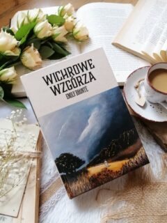 Dzień dobry 🤗  Cisza, piękny poranek świąteczny...  Spokojnie szykuję śniadanie świąteczne. 
Ciasto drożdżowe na bułki rośnie.. 
Bliscy jeszcze śpią.
Czuję ciepło na sercu, wdzięczność za to co mam i gdzie jestem.  Pięknego świętowania ❤️  🍀🐣🍀🐇🍀🐣🍀🐇🍀  Jedna z piękniejszym książek o miłości, jakie miałam przyjemność przeczytać. Historia, która zostaje na długo,  niespokojna jak wiatr nad wrzosowiskami.  To nie jest książka o łatwej miłości.  “Wichrowe Wzgórza” Emily Brontë.  Wśród surowych krajobrazów Yorkshire stoją dwa domy — Wichrowe Wzgórza i Drozdowa Ostoja — a między nimi rozgrywa się opowieść o ludziach, których trudno jednoznacznie ocenić. Gdy do jednego z nich trafia nowy lokator, Lockwood, szybko wyczuwa, że za chłodem i milczeniem jego gospodarza kryje się coś więcej niż tylko zamknięty charakter. Heathcliff budzi niepokój, ale i dziwną fascynację, jakby nosił w sobie historię, której nie da się łatwo opowiedzieć.  Historia zaczyna powoli wybrzmiewać dzięki wspomnieniom gospodyni, Ellen Dean. To ona odsłania przeszłość pełną emocji, która zamiast dawać ukojenie, rani i niszczy. Relacja Heathcliffa i Catherine nie jest prostą opowieścią o uczuciu, to coś znacznie bardziej skomplikowanego, dzikiego i bolesnego. Miłość, która rodzi się w niewinności, z czasem przeradza się w siłę trudną do okiełznania, która potrafi zarówno przyciągać, jak i odpychać.
Catherine staje przed wyborem między tym, co bezpieczne i uporządkowane, a tym, co prawdziwe, choć niepokojące. Podejmuje decyzję, która uruchamia lawinę wydarzeń. Pełnych tęsknoty, niedopowiedzeń i emocji, które nigdy nie gasną.  To opowieść o uczuciach, które wymykają się zasadom, o ludziach, którzy nie potrafią być dla siebie wybawieniem.  Piękna, ale też surowa i poruszająca, taka, która zostawia czytelnika w ciszy i myślami jeszcze długo po zamknięciu ostatniej strony. Bardzo polecam!  Współpraca barterowa - @zysk_wydawnictwo  #powieść #wichrowewzgórza #święta #piekniejest #książka