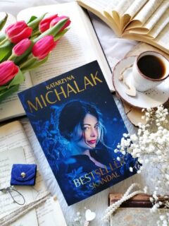 Dzień dobry 🤗  Przenosimy się za kulisy świata, który na co dzień widzimy tylko z jednej strony. Świat książek nie zawsze wygląda tak, jak chcielibyśmy wierzyć. Czasem za marzeniami o sukcesie kryje się coś więcej. Są to presja, rywalizacja i decyzje, które potrafią zostawić ślad na sumieniu.  Coś w tym jest, prawda?  "Słowa mogą stać się ostrzem, jeśli włoży się je we właściwe usta we właściwym momencie”.  “Bestseller. Skandal” Katarzyna Michalak  Poznajemy losy trzech kobiet, Kayli, Amandy i Holly, łączy je jedno, marzenie o wielkim sukcesie. Każda z nich stoi w zupełnie innym miejscu. Każda niesie własny ciężar. Amanda dorastała w cieniu wysokich oczekiwań, dlatego dziś nieustannie goni za perfekcją, jakby tylko ona mogła dać jej poczucie wartości. Holly, pewna siebie i utalentowana aktorka, marzy o tym, by podbić świat literatury. I Kayla, cicha, wrażliwa, obdarzona niezwykłą lekkością pisania, skrywa w sobie talent, nie wierzy w siebie.  Po powieść sięgnęłam z ciekawością, twórczość @katarzynamichalak_pisarka bardzo lubię.Tym razem zabiera nas w zupełnie inną przestrzeń, bardziej chłodną, bezwzględną, momentami niepokojącą.  Opowieść, w której ambicja spotyka się z pragnieniem bycia zauważonym, a granica między inspiracją a przywłaszczeniem cudzych słów zaczyna się niepokojąco zacierać. Historia o książkach i rynku wydawniczym, ale przede wszystkim opowieść o emocjach, o potrzebie uznania, o samotności, która potrafi kryć się nawet za sukcesem. Pojawiają się manipulacje, napięcia, intrygi, tajemnice, ciche układy. Dominuje klimat blichtru, wielkich pieniędzy i spektakularnych ambicji.  Idealna na moment oddechu, kiedy chcemy oderwać się od codzienności. Zakończenie zaskakuje, nie zamyka historii. Czekam na kontynuację. Bardzo polecam!
Więcej, link w bio.  Współpraca barterowa - @znakjednymslowem  #bestsellerskandal #powieść #książka #czytamzawsze #czytanie