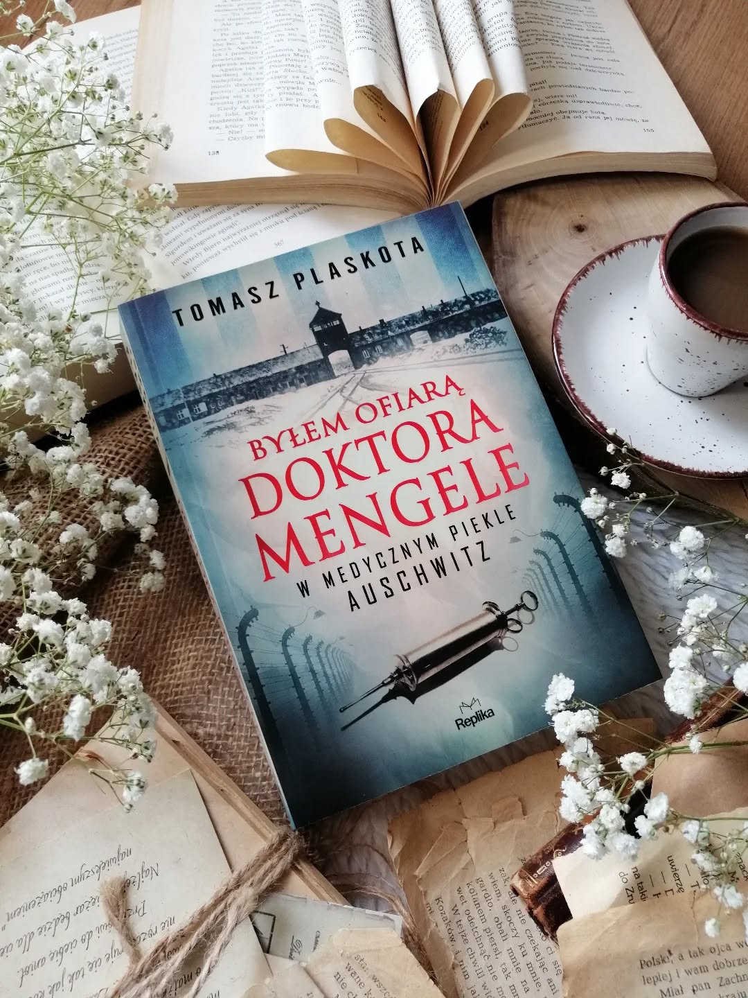 Dzień dobry 🤗  Niewielu „pacjentów”, którzy trafili w ręce doktora Josefa Mengele i zostali poddani jego nieludzkim eksperymentom, zdołało ocaleć. Tym większą wartość mają wspomnienia jednego z ocalałych — świadectwo, które dopełnia obraz medycznych zbrodni nazistów dokonywanych pod płaszczykiem pseudonauki.  „Człowiek zawsze, nawet w najbardziej dramatycznych chwilach, stara się mieć nadzieję, że wszystko będzie dobrze”.  “Byłem ofiarą doktora Mengele. W medycznym piekle Auschwitz” Tomasz Plaskota  Rozmowa z László Kissem staje się tutaj czymś więcej niż relacją. Jako jeden z nielicznych ocalałych z eksperymentów doktora Josefa Mengele, opowiada o świecie, w którym człowiek przestawał być człowiekiem — stawał się przypadkiem, materiałem, liczbą.  Sposób, w jaki ta historia jest opowiedziana, porusza. Bez zbędnych słów, bez upiększeń. Chłodna precyzja, wynikająca z naukowego umysłu Kissa, nie łagodzi obrazu — przeciwnie, sprawia, że każdy szczegół uderza jeszcze mocniej. 
Za tym świadectwem stoi jednak coś więcej niż jednostkowy los. To historia rodziny, która została rozerwana w jednej chwili. To los węgierskich Żydów — i wszystkich tych, których wciągnęła machina systemu opartego na nienawiści, ideologii i bezwzględnej dehumanizacji. W tle wyłania się również postać Rudolfa Hössa, komendanta Auschwitz — człowieka, którego decyzje i rozkazy dzień po dniu budowały sprawnie działającą machinę śmierci.  Autor pokazuje, jak metodycznie i bezwzględnie tworzono system zagłady, przywołując m.in. dokumenty dotyczące deportacji Żydów z Węgier. Auschwitz przestaje być tu jedynie obozem — staje się symbolem przemysłowo zorganizowanego okrucieństwa. Na drugim planie, ale w sposób bardzo wyraźny, obecny jest również szeroki kontekst historyczny.  To książka, która odsłania Auschwitz w całej jego przerażającej prawdzie — jako miejsce niewyobrażalnego cierpienia, przestrzeń bezgranicznej przemocy, ale też jako dowód na to, że nawet w najbardziej nieludzkich warunkach człowiek potrafi przetrwać.  To jedna z tych książek, które zostają na długo. Bardzo polecam.  współpraca barterowa - @wydawnictworeplika  #reportaż #byłemofiarądoktoramengele #polecam #czyta #czytajpolsko