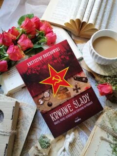 Dzień dobry 😊  Książka, po której trudno złapać oddech. Trudno też ubrać w słowa emocje, które przez człowieka przetaczają się z każdą kolejną stroną.  “...nie jesteśmy w stanie oszacować, ilu Polaków trafiło do sowieckiej niewoli”.  „Krwawe ślady” Krzysztof Drozdowski  Lektura angażuje emocjonalnie już od pierwszych zdań. Prawda o sowieckich zbrodniach popełnionych na Polakach poraża i boli. Czyny – wstrząsające, niewyobrażalne, bezduszne. Pierwsze zbrodnie rozpoczęły się już w 1920 roku. II wojna światowa tylko je spotęgowała, a zwycięstwo Czerwonej Armii, przekonanej o własnej bezkarności, zdjęło wszelkie hamulce. Wojna polsko-bolszewicka, masowo ginący jeńcy w obozach, żołnierze mordowani bez sądu. Operacja Polska – masowe ludobójstwo ludności polskiej, tylko dlatego, że byli Polakami. Katyń – unicestwienie elity narodu. Tysiące wywiezionych w głąb ZSRR, skazanych na poniewierkę i pewną śmierć. Powstanie Warszawskie – i sowieci spokojnie obserwujący heroiczną walkę powstańców. To tylko fragment prawdy o bestialstwie czerwonoarmistów – moskiewskie archiwa z pewnością skrywają więcej.  Pan Krzysztof Drozdowski wykonał ogromną, wnikliwą i rzetelną pracę. Na podstawie źródeł archiwalnych, relacji świadków, listów, wspomnień i dokumentów stworzył obraz, który mrozi krew w żyłach. Pokazał ludzi, którzy pastwili się nad drugim człowiekiem – i ich ofiary. Ujawnił mechanizmy działania sowieckich oprawców, ich gwałty, grabieże, zabójstwa, masowe mordy. Jak sam Autor pisze – liczby są przytłaczające, ale wciąż niedoszacowane.  Książka ponura, trudna, bolesna, ale fascynująca w swojej prawdzie. Przeraża, ale i nie pozwala odwrócić wzroku.. Zostawia po sobie trwały ślad. Nie da się przejść obok niej obojętnie. Z każdej strony bije prawda, autentyzm, mrok i groza.  Bolesna lekcja historii, o której nie wolno nam zapomnieć. Dawkowałam ją sobie, nie mogłam inaczej. Czytałam powoli, z ciężarem w sercu, ale z przekonaniem, że trzeba. O wielu zbrodniach wiedziałam, o jeszcze większej liczbie – nie miałam pojęcia. Ku przestrodze! Bardzo polecam!  [współpraca barterowa - @wydawnictworeplika]  #książki #ksiazkitozycie #polkiczytają #czytamzpasją #polskieksiążki #krwaweślady