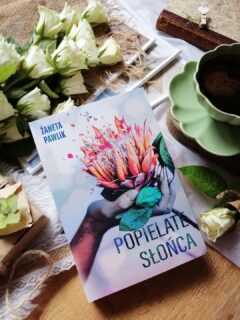 Dzień dobry 🤗  Niebanalna, miejscami szorstka, a jednocześnie subtelna i czuła. 
 “Człowiek nie jest stworzony do życia w pojedynkę, a w towarzystwie czasem się dusi”.  “Popielate słońca” Żaneta Pawlik  Leszek trzydzieści lat temu stracił wzrok. Kiedyś rzeźbił w glinie — dawało mu to ukojenie i radość. Od lat jest z Ewą, lecz poza prawie dorosłą córką nie łączy ich już nic. Uczucie, które kiedyś tliło się między nimi, dawno zgasło. Zbliża się do pięćdziesiątki i ma wrażenie, że wszystko, co dobre, już minęło. Że poddał się, że stał się więźniem własnych ograniczeń.  Joanna natomiast uwielbia podróże, jest influencerką, kobietą z aspiracjami i planami. Do czasu. Romans z szefem kończy się nieprzyjemnie, a uporządkowany świat rozpada się na kawałki. Wyjazd na urlop miał być oddechem, próbą odzyskania siebie, lecz po powrocie traci pracę. I wtedy, zupełnie przypadkiem, jest świadkiem kolizji drogowej, w której poszkodowanym okazuje się Leszek. Bez wahania rusza mu z pomocą. To spotkanie staje się początkiem przyjaźni.  Życie w książkach @zanetapawlik.autorka ma smak prawdziwości — surowe, zaskakujące, a jednak pełne ciepła i piękna. Język jest naturalny, pełen empatii i cichego humoru, który równoważy ciężar trudnych chwil. Bohaterowie — tak prawdziwi, że można ich spotkać na ulicy, w sklepie, w codzienności — budzą sympatię i zrozumienie.  Książka, która wciąga bez reszty.  Autorka dotyka tematów trudnych i bolesnych, a przy tym niezwykle ludzkich. Pisze o utracie i pogodzeniu, o kalectwie i godności, o życiu po omacku — dosłownie i metaforycznie. O potrzebie bliskości, o lęku przed samotnością, o pragnieniu bycia kochanym i potrzebnym. Leszek i Joanna — dwoje życiowych rozbitków — odnajdują w sobie wzajemne zrozumienie i delikatną więź, która staje się dla nich czymś dobrym.  Mądra, refleksyjna, pełna emocji, które nabierają niezwykłej głębi. Nasuwa pytania — te, na które znamy odpowiedź, i te, które wciąż w nas drzemią.  Serdecznie polecam, czytajcie, warto!
Na więcej zapraszam recenzja link w bio.  [współpraca barterowa - @zysk_wydawnictwo]  #powieść #polecam #czyta #czytajpolsko #popielatesłońca
#dobraksiążka #książkoholiczka #fotkaodserca #kawaiksiazka