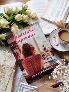 Dzień dobry 😊  Lubicie sięgać po nieznanych autorów?  Było to moje pierwsze spotkanie z twórczością z Autorką i już wiem, że nie ostatnie.  “Nie da się zmienić swego przeznaczenia. Co ma być to i tak będzie. Losu nie oszukasz”.  “Rodzinne tajemnice”  Ewa Szymańska  Poznajemy historię Dolores, kobiety, która na pierwszy rzut oka mogłaby wydawać się zwyczajna. A jednak z każdą kolejną stroną odkrywamy, jak wiele dźwigała na swoich barkach. Wyszła za mężczyznę, którego tak naprawdę nigdy dobrze nie poznała. Zrobiła to z poczucia obowiązku, z troski o dziecko, na prośbę kogoś, kogo już nie było. I właśnie w tym jednym wyborze zamknęła całe swoje przyszłe życie. Życie pełne strachu, przemocy i bólu. Jej mąż okazał się człowiekiem okrutnym, uzależnionym, pozbawionym czułości. W ich domu nie było miejsca na bezpieczeństwo.  Mimo trudnej tematyki powieść czyta się z przyjemną lekkością. Ta historia rozgrywa się między przeszłością a teraźniejszością, a mostem między nimi jest wnuczka, wrażliwa, szukająca odpowiedzi, próbująca zrozumieć, kim naprawdę była jej babcia. To odkrywanie jest powolne, momentami bolesne, ale też niezwykle poruszające.  To opowieść o rodzinie.  O tym, że emocje i doświadczenia przechodzą z pokolenia na pokolenia. Życie Dolores nie było łatwe, pełne bólu, trudnych wyborów i walki, której nikt nie widział. Potrafiła kochać. Mocno, bezwarunkowo. Szczególnie swoje dzieci, to one były jej światłem w najciemniejszych momentach. Poruszył mnie wątek przemocy i samotności, przedstawiony bez przesady, prawdziwie. Dom w którym brak poczucia bezpieczeństwa, groźby, napięcie, codzienna mozolna walka by trwać.  Postać Dolores to dla mnie cicha wojowniczka. Kobieta, która mimo wszystko nie zgubiła w sobie czułości do życia. Piękna relacja babci i wnuczki, więź, która staje się schronieniem, ale też lustrem dla przeszłości.  Jest tu też coś więcej… delikatna nuta tajemnicy, pewien niezwykły dar, który dodaje tej historii odrobiny magii, ale nie odbiera jej autentyczności.  Bardzo polecam! Więcej link w bio.  Współpraca barterowa - @szaragodzina  #wydawnictwoszaragodzina #powieść #rodzinnetajemnice #polskieksiążki #czytanie