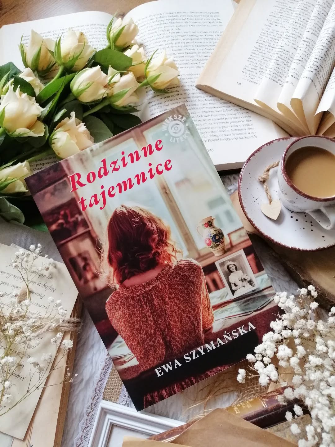 Dzień dobry 😊  Lubicie sięgać po nieznanych autorów?  Było to moje pierwsze spotkanie z twórczością z Autorką i już wiem, że nie ostatnie.  “Nie da się zmienić swego przeznaczenia. Co ma być to i tak będzie. Losu nie oszukasz”.  “Rodzinne tajemnice”  Ewa Szymańska  Poznajemy historię Dolores, kobiety, która na pierwszy rzut oka mogłaby wydawać się zwyczajna. A jednak z każdą kolejną stroną odkrywamy, jak wiele dźwigała na swoich barkach. Wyszła za mężczyznę, którego tak naprawdę nigdy dobrze nie poznała. Zrobiła to z poczucia obowiązku, z troski o dziecko, na prośbę kogoś, kogo już nie było. I właśnie w tym jednym wyborze zamknęła całe swoje przyszłe życie. Życie pełne strachu, przemocy i bólu. Jej mąż okazał się człowiekiem okrutnym, uzależnionym, pozbawionym czułości. W ich domu nie było miejsca na bezpieczeństwo.  Mimo trudnej tematyki powieść czyta się z przyjemną lekkością. Ta historia rozgrywa się między przeszłością a teraźniejszością, a mostem między nimi jest wnuczka, wrażliwa, szukająca odpowiedzi, próbująca zrozumieć, kim naprawdę była jej babcia. To odkrywanie jest powolne, momentami bolesne, ale też niezwykle poruszające.  To opowieść o rodzinie.  O tym, że emocje i doświadczenia przechodzą z pokolenia na pokolenia. Życie Dolores nie było łatwe, pełne bólu, trudnych wyborów i walki, której nikt nie widział. Potrafiła kochać. Mocno, bezwarunkowo. Szczególnie swoje dzieci, to one były jej światłem w najciemniejszych momentach. Poruszył mnie wątek przemocy i samotności, przedstawiony bez przesady, prawdziwie. Dom w którym brak poczucia bezpieczeństwa, groźby, napięcie, codzienna mozolna walka by trwać.  Postać Dolores to dla mnie cicha wojowniczka. Kobieta, która mimo wszystko nie zgubiła w sobie czułości do życia. Piękna relacja babci i wnuczki, więź, która staje się schronieniem, ale też lustrem dla przeszłości.  Jest tu też coś więcej… delikatna nuta tajemnicy, pewien niezwykły dar, który dodaje tej historii odrobiny magii, ale nie odbiera jej autentyczności.  Bardzo polecam! Więcej link w bio.  Współpraca barterowa - @szaragodzina  #wydawnictwoszaragodzina #powieść #rodzinnetajemnice #polskieksiążki #czytanie