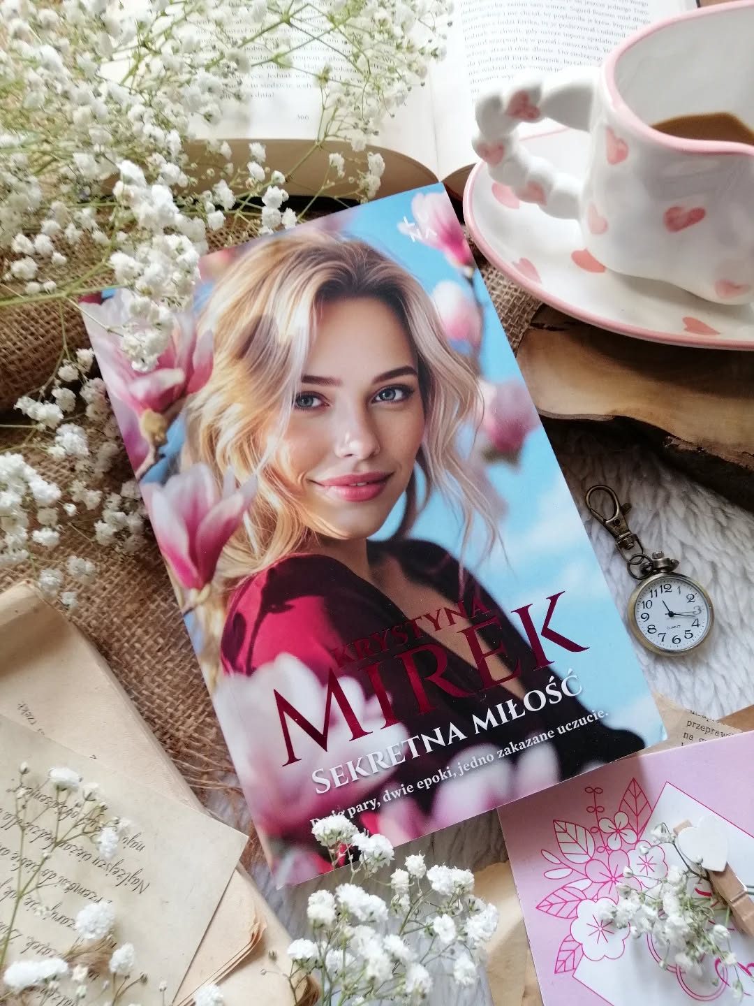 Dobry wieczór 🤗  W końcu zaświeciło - światełko nadziei podczas remontu - niewyraźne ale jednak. Widać koniec 😁  Dwie historie, dwa różne czasy, a w centrum to samo — miłość, która nie zważa na podziały.  “Może po to są właśnie normy i zakazy - żeby trzymać człowieka w ryzach. Nie pozwolić mu przekroczyć granicy, zza której tak trudno wrócić”.  “Sekretna miłość” Krystyna Mirek  Koniec XIX wieku. Radosław Pawlicki, dziedzic szlacheckiego majątku, poznaje Hanię — prostą, ciepłą dziewczynę z wioski ich majatku. Między nimi niemal od razu rodzi się coś szczerego i naturalnego. Dzieli ich jednak wszystko...  I czasy współczesne. Natalia, córka bogatego przedsiębiorcy, dorasta w świecie pełnym wygód, ale i ograniczeń. Jej życie przypomina złotą klatkę — piękną, lecz ciasną. Ojciec ma wobec niej jasno określone plany i nie pozwala na spontaniczne wybory. Nowy kierowca, zatrudniony przez ojca wzbudza w niej silne uczucia, które są odwzajemnione. Między nimi pojawia się coś, czego nie da się tak po prostu zignorować.  #sekretnamiłość to powieść, która z jednej strony otula lekkością, a z drugiej zostawia w sercu coś znacznie głębszego. Porusza trudne tematy — nierówności społeczne, presję otoczenia, wybory między rozsądkiem a głosem serca. Pokazuje, jak wysoką cenę czasem płacą ci, którzy odważą się kochać wbrew zasadom. I jak smutek, rozgoryczenie potrafi towarzyszyć tym, którzy z tej miłości rezygnują.  To także historia o tym, jak łatwo zgubić siebie w oczekiwaniach innych… i jak trudno później odnaleźć własny głos. Autorka przypomina, że warto o niego walczyć — nawet jeśli oznacza to trudne decyzje, szczere rozmowy, a czasem konieczność zaczęcia wszystkiego od nowa. O niesprawiedliwości, odrzuceniu i tajemnicach. Ale przede wszystkim — o miłości, która potrafi przetrwać więcej, niż mogłoby się wydawać. I o nadziei, która nie gaśnie, nawet gdy wszystko zdaje się sprzysięgać przeciwko niej.  Wciągająca, dojrzała i prawdziwa historia. Bardzo polecam! Więcej link w bio - zapraszam.  Współpraca barterowa - @wydawnictwoluna  #krystynamirek_pisarka #powieść #książka #czytamzawsze