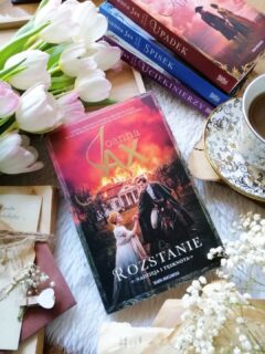 Dzień dobry 🤗  Historia pełna tęsknoty, trudnych wyborów i emocji, które nie pozwalają przejść obok niej obojętnie…  Pierwszy tom serii “Nadzieja i tęsknota”, jednocześnie kontynuacja losów bohaterów znanych z cyklu “Duma gniew”.  “Miał już dość walki, bo ileż lat można było żyć w taki sposób”.  “Rozstanie” Joanna Jax  Po upadku Rzeczpospolitej i bolesnym rozczarowaniu, jakie przyniosła klęska insurekcji kościuszkowskiej, życie bohaterów zmienia się nieodwracalnie. Miłosz i Aleksandra próbują na nowo poukładać swoją codzienność, odnaleźć choć odrobinę spokoju w miejscu, które miało stać się ich bezpieczną przystanią. Klementyna, rozdarta tęsknotą za córką, podejmuje desperacką walkę o jej odzyskanie. Gdy jednak nadzieja zaczyna się wymykać, a kolejne próby kończą się porażką, kobieta powoli osuwa się w cień własnych lęków i rozpaczy. W tle tych wydarzeń toczy się także życie Konstancji — chłodne, wyrachowane, pełne trudnych decyzji. W imię własnych celów decyduje się na krok, który trudno ocenić jednoznacznie… oddaje swoje dziecko, by zyskać coś innego. Europa znów zaczyna drżeć, na scenę wkracza Napoleon Bonaparte, budząc nadzieję tam, gdzie jeszcze niedawno była tylko pustka.  Kocham twórczość @joanna.jax  Czuć tu niepokój, niepewność jutra, ale też ogrom emocji. Miłość, która walczy o przetrwanie, brak zaufania, które potrafi wszystko zniszczyć, i przeszłość, wracającą w najmniej odpowiednich momentach.  To historia o wyborach — tych najtrudniejszych, gdzie serce i rozum idą w zupełnie innych kierunkach. Autorka pięknie splata losy bohaterów z historią. Tło wydarzeń nie jest tu tylko dodatkiem, ono żyje, wpływa na każdą decyzję, każdy krok. Rozbiory, polityczne napięcia, wojny… a pośród tego zwykli ludzie, którzy po prostu próbują przetrwać i ocalić to, co dla nich najważniejsze. I chyba właśnie to porusza najbardziej — ta świadomość, jak bardzo wielka historia potrafi zmienić małe, osobiste światy.  To również opowieść o kobietach — silnych, choć nie pozbawionych lęku, pełnych sprzeczności, czasem zagubionych, ale wciąż idących dalej.  Bardzo polecam! Więcej link w bio.  Współpraca barterowa - @skarpawarszawska  #powieść #saga #rozstanie #książka