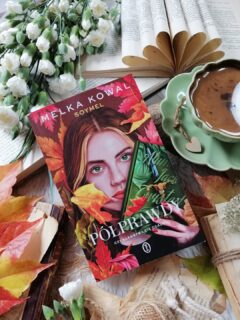 Dzień dobry 😊  Niesamowicie wciągająca historia!  Rewelacyjne połączenie thrillera psychologicznego, powieści obyczajowej i romansu – a w tle przeszłość, która dusi, jak cień nieustannie czający się za plecami.  Czy mieliście kiedyś wrażenie, że ktoś Was śledzi?  “Pewne historie powinny zostać w przeszłości i nigdy nie ujrzeć światła dziennego”.  “Półprawdy” Melka Kowal  Aurelie jest pisarką bestsellerowych kryminałów. Publikuje pod pseudonimem, skrzętnie ukrywając swoją prawdziwą tożsamość. Ma ku temu powody – ważne i bolesne. Pisanie przychodzi jej z niezwykłą łatwością, tak samo łatwo przychodzi jej też… mijanie się z prawdą. Od pewnego czasu kobieta zaczyna otrzymywać niepokojące liściki. Znajduje je w różnych miejscach, jakby ktoś wyprzedzał każdy jej krok, by podrzucić karteczkę w idealnym momencie. Niepokój narasta, a strach staje się niemal namacalny. Czy to możliwe, że ma stalkera?  Powieść jest niesamowita, Nieoczywista, mroczna! @s0ymel posługuje się pięknym, lekkim językiem – z wyczuciem, z finezją. Dialogi błyszczą humorem i inteligencją, słowne przepychanki skrzą się dowcipem. Bohaterowie są z krwi i kości – niejednoznaczni, pełni emocji, zaskakujący.  Czuć napięcie, które rośnie z każdą przerzucaną stroną. Autorka w mistrzowski sposób gra na emocjach – subtelnie, a jednocześnie bezlitośnie. Nic nie jest tu takie, jak się wydaje. Trudna, traumatyczna przeszłość oplata bohaterkę jak pajęczyna, nie pozwalając jej się uwolnić. Każde kolejne wydarzenie prowadzi nas głębiej w półprawdy, w kłamstwa, które zaczynają się ze sobą splatać w przerażająco logiczną całość.  To historia, która wywołuje emocje – ogromne, intensywne, prawdziwe. Od śmiechu, przez lęk, po smutek i wzruszenie. Motyw stalkera został oddany z niesamowitą precyzją – niemal czuć na skórze ten rosnący niepokój, poczucie osaczenia. Cienka granica między miłością a obsesją nabiera tu niebezpiecznego blasku.  Jest to trzeci tom cyklu “Maski”, który swobodnie można czytać bez znajomości wcześniejszych części. Bardzo polecam!  Więcej - recenzja link w bio.  [współpraca barterowa - @wydawnictwoliterackie]  #powieść #polecam #półprawdy
#książki #książka #kochamczytać