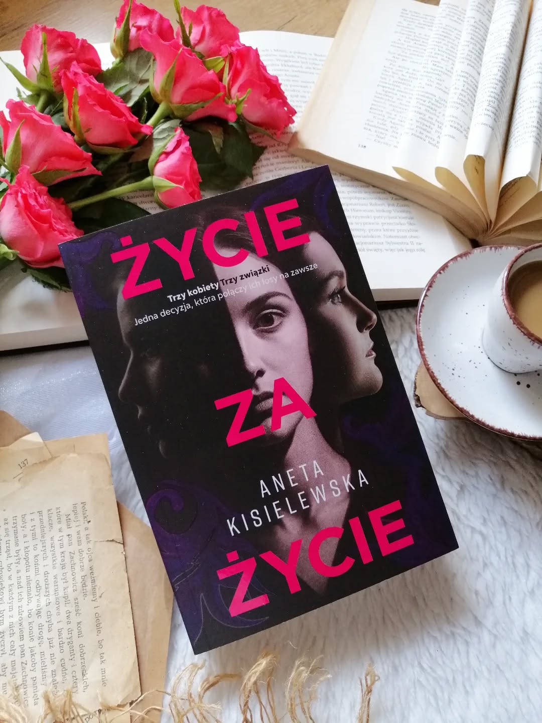 Dzień dobry 🤗  Trzy kobiety. Trzy historie. Jedna decyzja, która splata ich losy w sposób, którego żadna z nich nie była w stanie przewidzieć…  Porwała i zaskoczyła mnie ta historia!  “Wierzyła, że jej poświęcenie będzie początkiem czegoś dobrego. Z ufnością przyjęła to, co przynosi los”.  "Życie za życie" Aneta Kisielewska  Opowieść o kobietach, które na pierwszy rzut oka dzieli wszystko. Diana jest rozpoznawalna, podziwiana, otoczona blaskiem sukcesu. Ma pieniądze, popularność i wiernych fanów. Wszystko zawdzięcza sobie. Jednak za tym perfekcyjnym obrazem kryje się bolesna przeszłość. Julia prowadzi spokojne, poukładane życie u boku męża. Ich relacja jest pełna bliskości, ale pragnienie macierzyństwa staje się dla niej czymś najważniejszym. Odciska piętno na niej i na ich związku. Kaja uciekając z rodzinnego domu, zostawia za sobą świat przemocy, biedy i braku nadziei. W mieście próbuje zbudować siebie od nowa. Kiedy na jej drodze pojawia się mężczyzna, zaczyna wierzyć, że los w końcu się do niej uśmiechnął…  Zaczyna się spokojnie, ale z każdą kolejną stroną napięcie rośnie. @aneta.kisielewska.autorka z emocjonalną precyzją sprawia, że tę książkę się czuje!
Wielowątkowa narracja prowadzona z różnych perspektyw pozwala lepiej zrozumieć bohaterów, ich decyzje, lęki i motywacje.  Poruszający, momentami trudny, bardzo realny thriller. Losy tych trzech kobiet splatają się w cieniu tajemnic, trudnych wyborów i emocji, które nie zawsze da się okiełznać. Na pierwszy rzut oka nie mają ze sobą wiele wspólnego. Żyją inaczej, mierzą się z innymi problemami, patrzą na świat z różnych perspektyw. A jednak coś je łączy. Ciężar doświadczeń, decyzji i emocji, które noszą w sobie. Ich historie są prawdziwe, momentami aż niewygodne.  Historia o marzeniach, o miłości wystawionej na próbę, o wybaczaniu sobie i innym, o prawdach, które często wolimy ukryć nawet przed samym sobą, o przesuwaniu granic. Macierzyństwo, samotność, przemoc, uzależnienia czy presja społeczna pojawiają się tu naturalnie, jako część życia.  Bardzo polecam! Więcej link w bio.  Współpraca barterowa - @zysk_wydawnictwo  #życiezażycie #książka #thriller