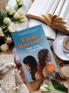 Dzień dobry 🤗  Bardzo ludzka, prawdziwa, momentami niewygodna historia.  “Życie składa się z konsekwencji naszych czynów".  “Moja wina, twoja wina”  Liane Moriarty  Clementine i Erika przyjaźnią się od dzieciństwa. Niby są sobie bliskie, niby „na zawsze”, a jednak od pewnego czasu coś między nimi zgrzyta. Ich relacja bywa skomplikowana, ale wciąż potrafią porozumiewać się bez słów i wiedzą, że mogą na siebie liczyć. Wszystko zaczyna się niewinnie, od sąsiedzkiego grilla. Erika zaprasza Clementine na spotkanie organizowane przez swojego nietuzinkowego sąsiada i jego partnerkę, dawną striptizerkę. Clementine bez wahania przychodzi z mężem i dwiema córkami. Nie przeczuwa jednak, że Erika wykorzysta to spotkanie, by zwrócić się do niej z zaskakującą prośbą…  Wielowątkowa akcja rozwija się spokojnie, ale napięcie jest wyczuwalne niemal przez cały czas. Nie przytłacza, raczej subtelnie niepokoi.  Pisarka z trafną precyzją ukazuje emocje, poczucie winy, wstyd, lojalność. Pokazuje, jak wielką rolę w naszym życiu odgrywa przypadek i jak trudno pogodzić się z konsekwencjami błędów, których nie da się cofnąć. To także historia o tym, że najgłębsze dramaty rozgrywają się w zwyczajnej codzienności, w zwyczajnych domach, między ludźmi, którzy naprawdę się kochają.  Poczucie winy jest tu wszechobecne. Nie ma jednego sprawcy ani jednej ofiary, odpowiedzialność rozkłada się na wiele osób. Czasem wyraźnie, czasem niemal niezauważalnie, ale "ta wina" jest obecna. Przeszłość nie daje o sobie zapomnieć, wraca w najmniej oczekiwanym momencie i zmienia wszystko.  Powieść pokazuje też, jak różnie potrafimy pamiętać te same wydarzenia. Jak bardzo nasze wspomnienia są subiektywne i jak łatwo je naginamy, często zupełnie nieświadomie. I jak bardzo brak rozmowy potrafi wszystko skomplikować.  Mimo że książka ma ponad pięćset stron, przeczytałam ją szybko i z dużym zaangażowaniem. Bardzo polecam! Więcej, link w bio, zapraszam.  Współpraca barterowa -
@znak_literanova
@monika_i_ksiazki
@wydawnictwoznakpl  #mojawinatwojawina
polecam * powieść * emocje * uczucia