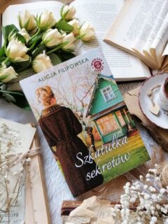 Dzień dobry 🤗  @alicjafilipowska w subtelny i poruszający sposób prowadzi czytelnika przez świat emocji, wspomnień i ludzkich przemian.  „Wciąż zastanawiało mnie to, czym sobie na to wszystko zasłużyłam”.  “Szkatułka sekretów” Alicja Filipowska  Sława wreszcie jest szczęśliwa, ma u boku kochającego narzeczonego, a jej głos zachwyca publiczność w Klubie Oficerskim. Niestety pewnego dnia dochodzi do tragedii i cały jej świat pęka niczym bańka mydlana. Zagubiona ucieka do zielonego domu, który odziedziczyła po tajemniczej krewnej, której nigdy nie poznała. To miejsce na skraju zapomnianej wsi, do którego wcześniej nawet nie zaglądała, ma być tylko na chwilę, by na nowo poukładać rozbite serce. Sytuacja komplikuje się, gdy w jej ręce trafia szkatułka należąca do ciotki. Przeszłość zaczyna dopominać się o uwagę, a Sława niespodziewanie musi zaopiekować się chłopcem, który znalazł schronienie w jej stodole…  Fabuła pulsuje emocjami, ukazuje skomplikowane relacje międzyludzkie, a tło historyczne przenosi czytelnika wprost na lubelską wieś lat sześćdziesiątych, w realia PRL-u. Rytm codzienności narzucają sołtys, ksiądz i partyjne układy.  Ciepła opowieść o uczuciach, które nosimy w sobie. To historia upadku i odbudowy, poszukiwania sensu i odkrywania, że szczęście nie jest dane raz na zawsze. Czasem trzeba je stworzyć od nowa. Autorka z wrażliwością pokazuje, że dziedziczymy znacznie więcej niż rzeczy materialne. Przejmujemy cudze doświadczenia, niespełnione marzenia, a czasem także ciężar przemilczanych historii. I choć nie zawsze jesteśmy tego świadomi, to właśnie one kształtują nasze wybory i sposób patrzenia na świat.  Obraz wsi przedstawiony w powieści jest bardzo realnie, naturalnie. Tutaj każdy zna każdego, a prywatność niemal nie istnieje. Relacje, jakie Sława nawiązuje z mieszkańcami, stopniowo zmieniają jej spojrzenie na świat i ludzi, ucząc ją empatii oraz otwartości.  #szkatułkasekretów przypomina, że nawet w zwykłej codzienności kryje się coś niezwykłego, wystarczy tylko pozwolić sobie to dostrzec.  Bardzo polecam, więcej link w bio, zapraszam.  Współpraca barterowa - @szaragodzina  polecam * dobra książka * powieść obyczajowa * uczucia * tajemnice