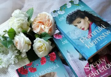 Okładka książki „Echa prawdy” Anety Krasińskiej – trzeci tom cyklu „W cieniu PRL-u”, wydawnictwo Skarpa Warszawska, literatura obyczajowa