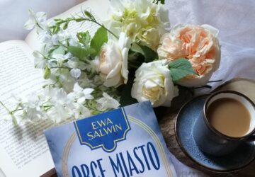 Cytat z powieści „Obce miasto” Ewy Sabatin o wewnętrznej ucieczce i psychologicznym cierpieniu głównego bohatera.