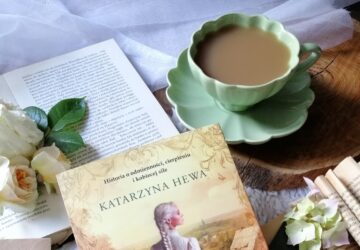 Recenzja książki „Kwiaty zimnej wiosny” – Katarzyna Hewa, wydawnictwo Replika. Cóż to była za powieść! Tornado emocji… Wyborna, trudna, gorzka… Świat, w którym kobieta jest traktowana jak rzecz.