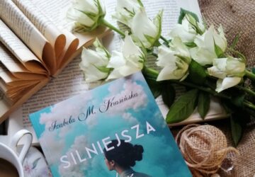 “Silniejsza bez ciebie” najnowsza powieść Izabeli M. Krasińskiej - to życiowa, pełna emocji, wzruszeń i trudnych wyborów historia. Książka, która skłania do refleksji i daje nadzieję.