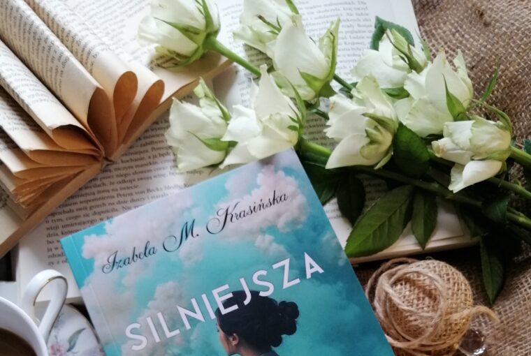 “Silniejsza bez ciebie” najnowsza powieść Izabeli M. Krasińskiej - to życiowa, pełna emocji, wzruszeń i trudnych wyborów historia. Książka, która skłania do refleksji i daje nadzieję.