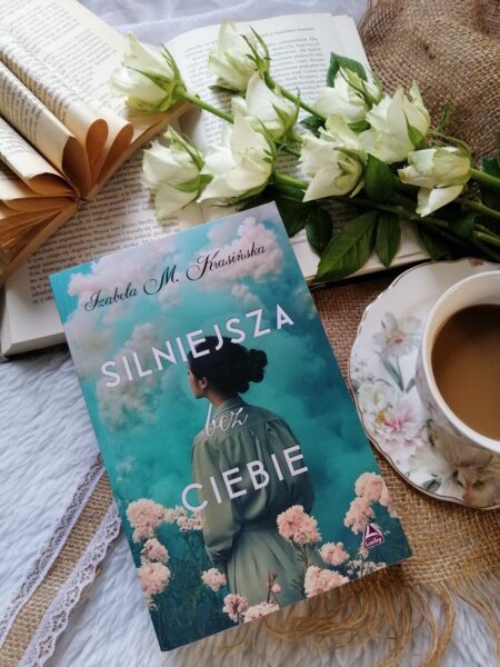 “Silniejsza bez ciebie” najnowsza powieść Izabeli M. Krasińskiej - to życiowa, pełna emocji, wzruszeń i trudnych wyborów historia. Książka, która skłania do refleksji i daje nadzieję.