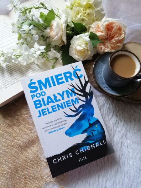 Recenzja książki Chrisa Chibnalla “Śmierć pod Białym Jeleniem” - duszna atmosfera, brutalne morderstwo i detektyw, która nie odpuszcza”.
