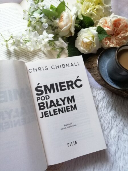 Recenzja książki Chrisa Chibnalla “Śmierć pod Białym Jeleniem” - duszna atmosfera, brutalne morderstwo i detektyw, która nie odpuszcza”.