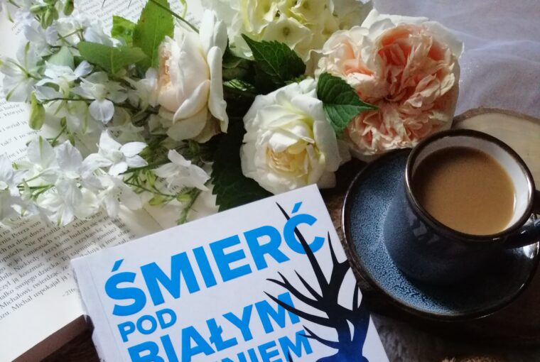 Recenzja książki Chrisa Chibnalla “Śmierć pod Białym Jeleniem” - duszna atmosfera, brutalne morderstwo i detektyw, która nie odpuszcza”.