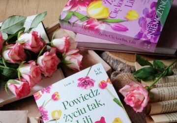 Recenzja książki “Powiedz życiu tak, Lili” Anny H. Niemczynow. Książka, która otula ciepłem i przypomina, że do szczęścia nie potrzeba wiele – wystarczy dostrzegać małe radości i przekazywać dobro dalej.