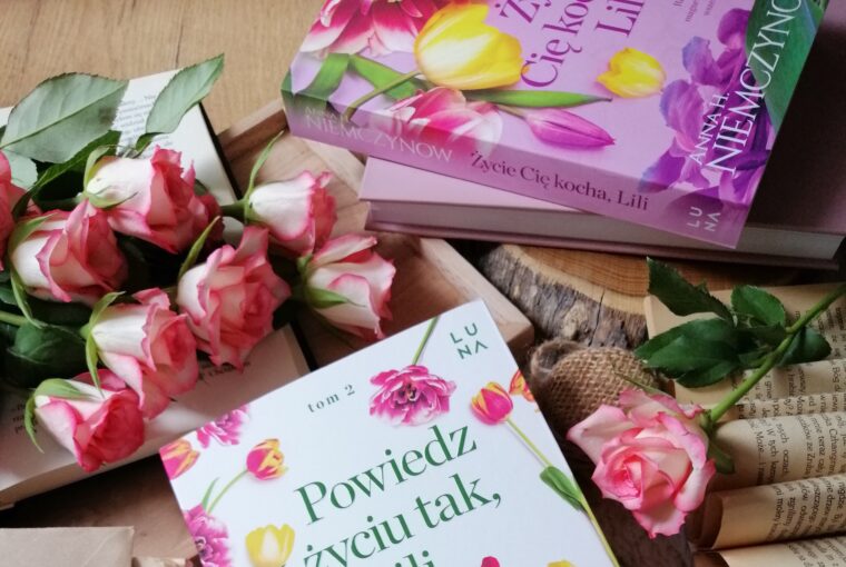Recenzja książki “Powiedz życiu tak, Lili” Anny H. Niemczynow. Książka, która otula ciepłem i przypomina, że do szczęścia nie potrzeba wiele – wystarczy dostrzegać małe radości i przekazywać dobro dalej.