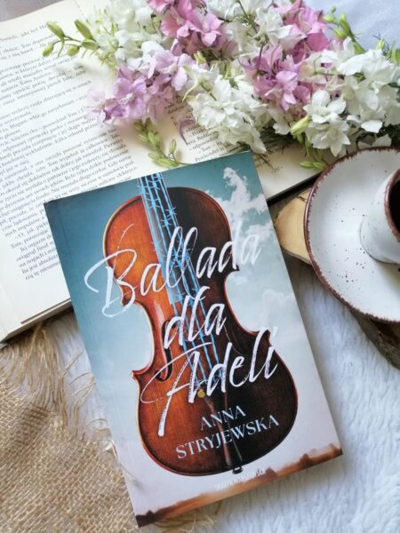 „Ballada dla Adeli” Anny Stryjewskiej – poruszająca powieść o losach ludzi w powojennej Polsce, pełna emocji, muzyki i trudnych wspomnień.