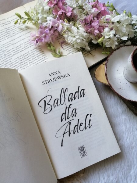 „Ballada dla Adeli” Anny Stryjewskiej – poruszająca powieść o losach ludzi w powojennej Polsce, pełna emocji, muzyki i trudnych wspomnień.