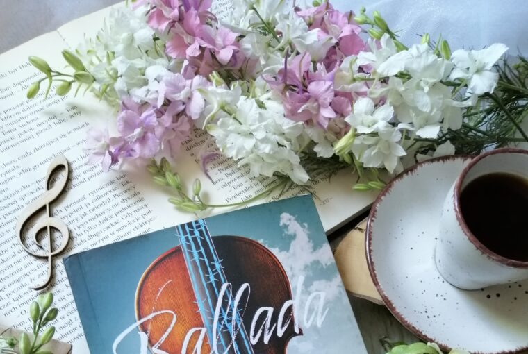 „Ballada dla Adeli” Anny Stryjewskiej – poruszająca powieść o losach ludzi w powojennej Polsce, pełna emocji, muzyki i trudnych wspomnień.