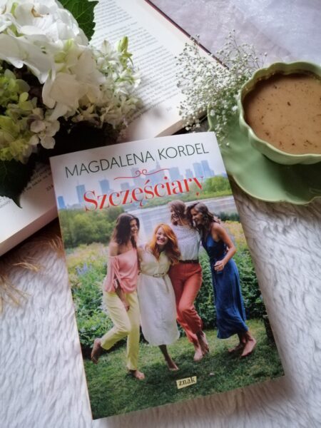 „Szczęściary” Magdaleny Kordel to piękna, barwna i wzruszająca opowieść o sile kobiecej przyjaźni, o codzienności pełnej radości i smutków.