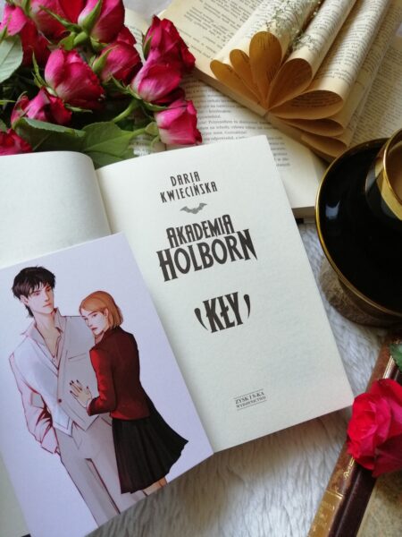 Daria Kwiecińska “Akademia Holborn. Kły”– recenzja patronacka Fascynujący świat wampirów i nadprzyrodzonych istot. Tajemnice, intrygi, rywalizacja i rodzinne sekrety.