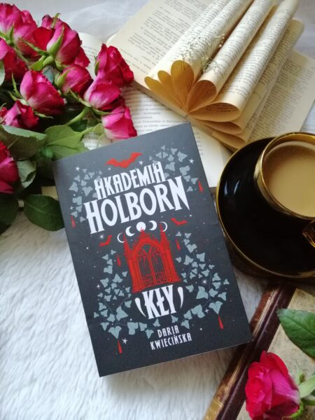 Daria Kwiecińska “Akademia Holborn. Kły”– recenzja patronacka Fascynujący świat wampirów i nadprzyrodzonych istot. Tajemnice, intrygi, rywalizacja i rodzinne sekrety.
