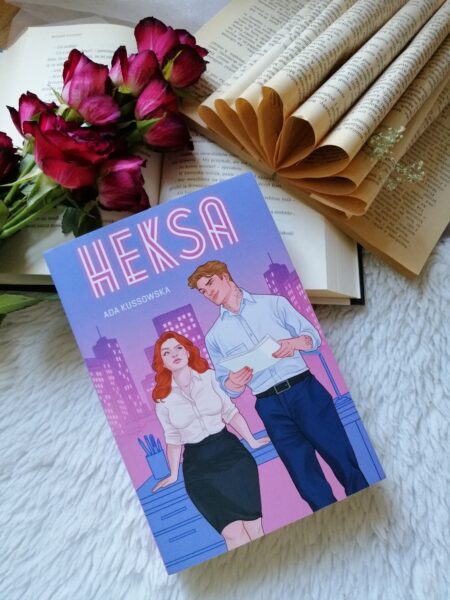 „Heksa” Ady Kussowskiej to pełna humoru komedia romantyczna z pazurem. Zabawna, lekka, a jednocześnie poruszająca – o miłości, chaosie uczuć i poszukiwaniu siebie. 