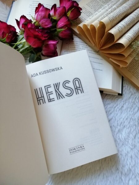 „Heksa” Ady Kussowskiej to pełna humoru komedia romantyczna z pazurem. Zabawna, lekka, a jednocześnie poruszająca – o miłości, chaosie uczuć i poszukiwaniu siebie. 